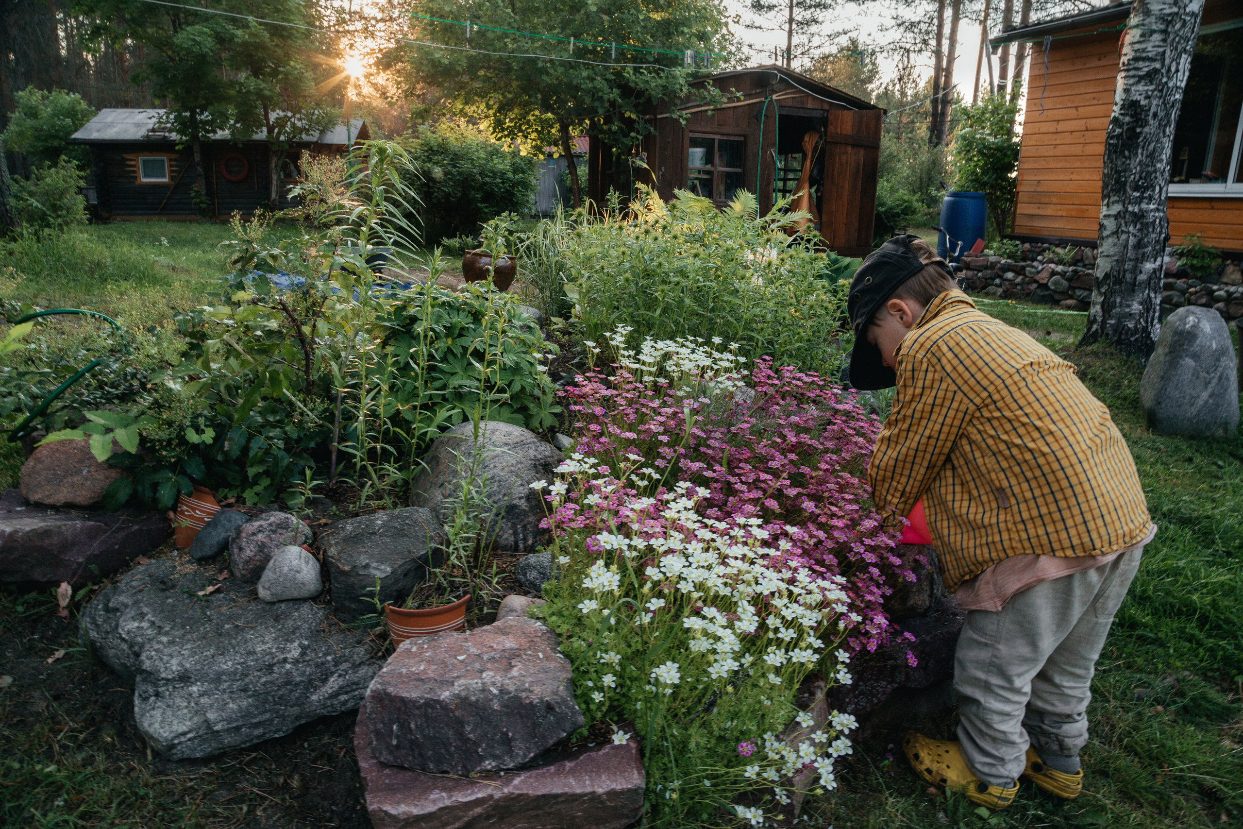 Иван и лейка. Арина Мелехова фотограф Красная Поляна