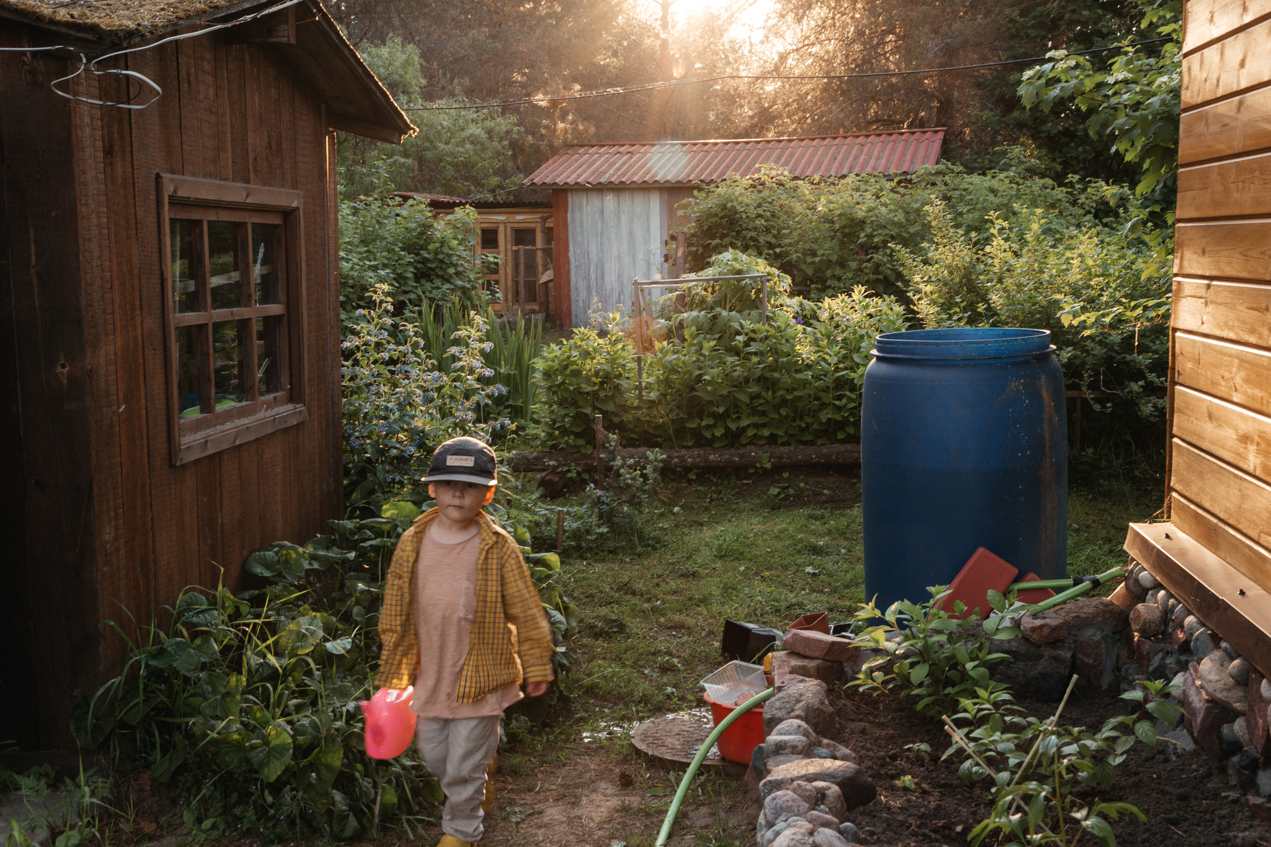 Иван и лейка. Арина Мелехова фотограф Красная Поляна