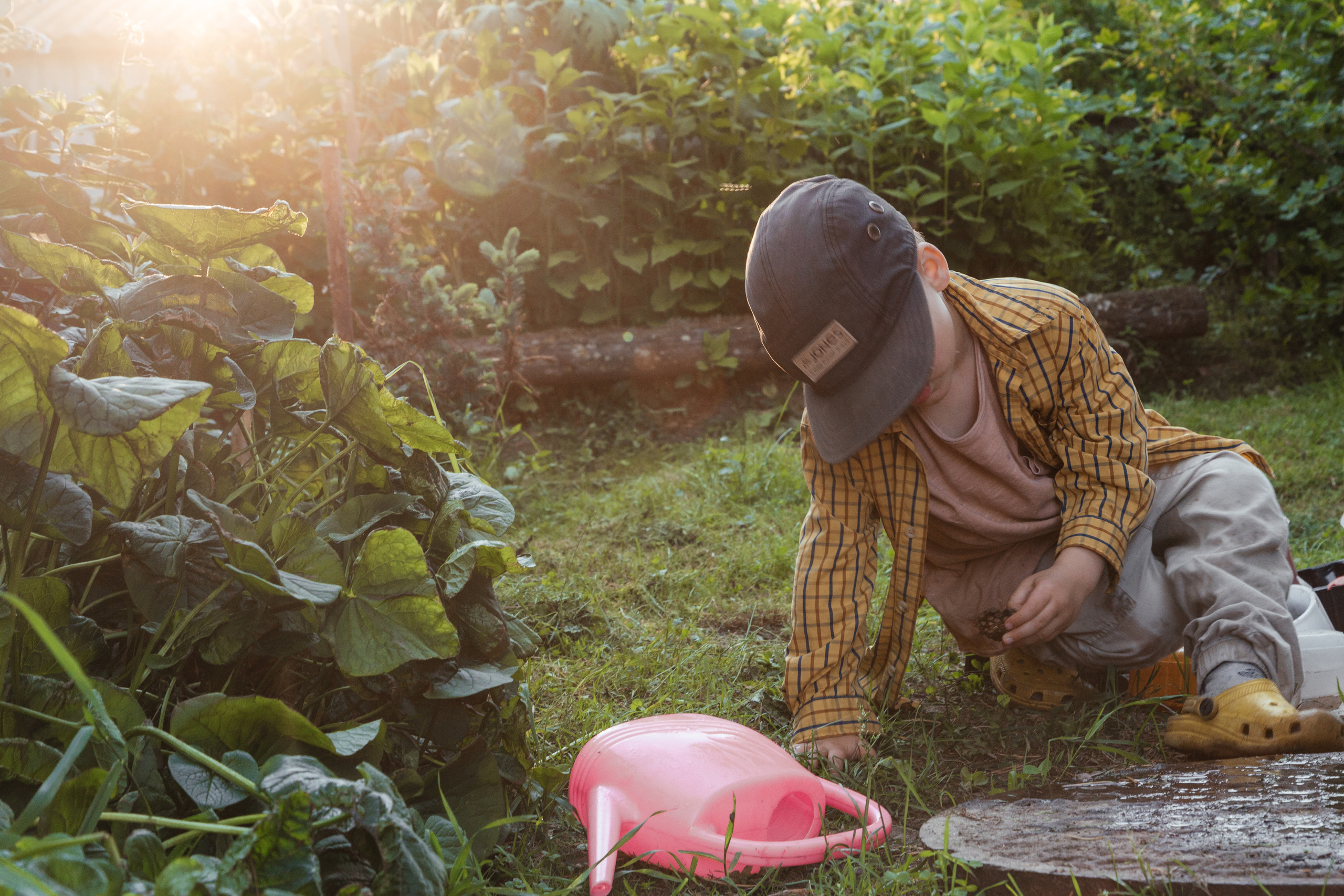 Иван и лейка. Арина Мелехова фотограф Красная Поляна