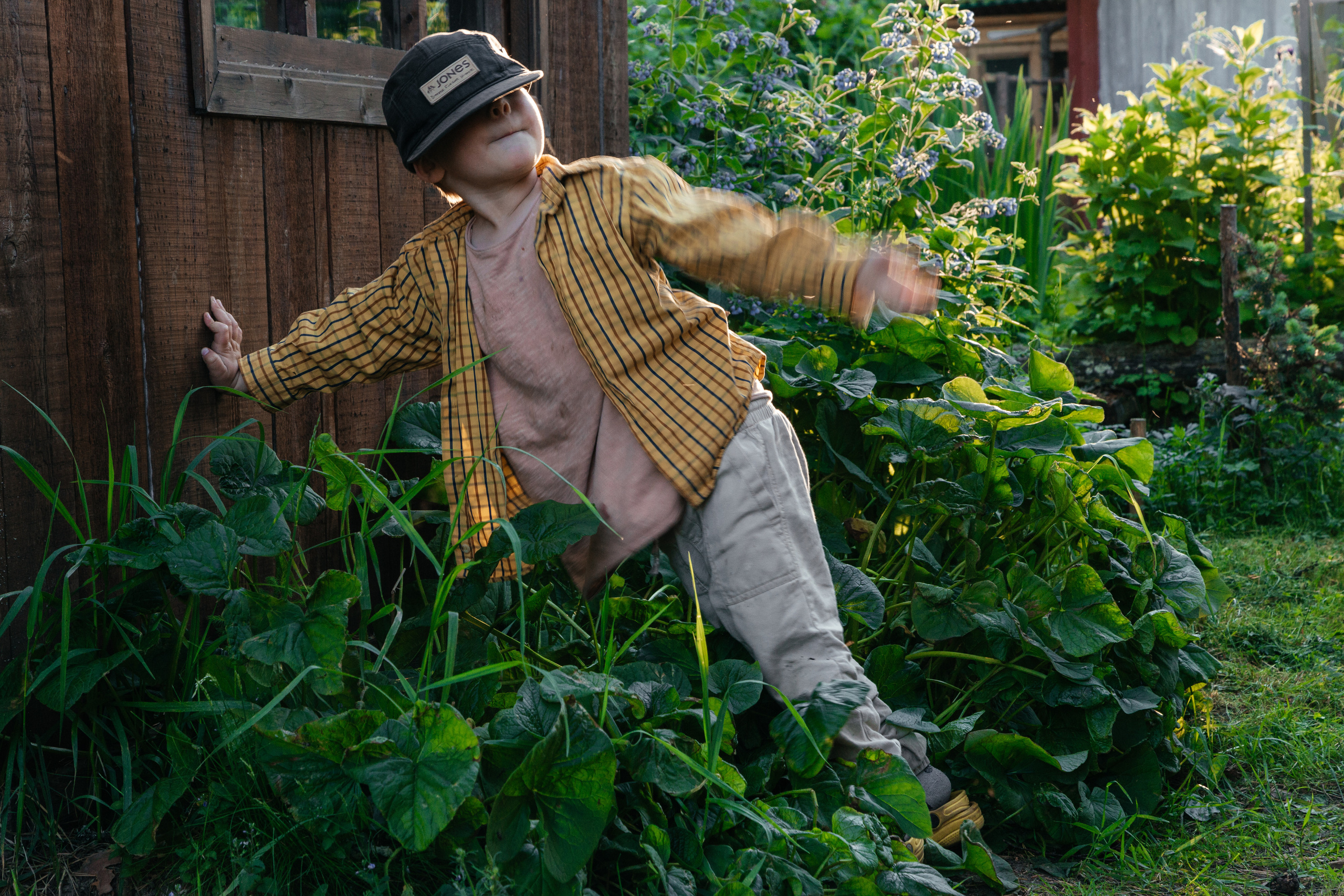 Иван и лейка. Арина Мелехова фотограф Красная Поляна