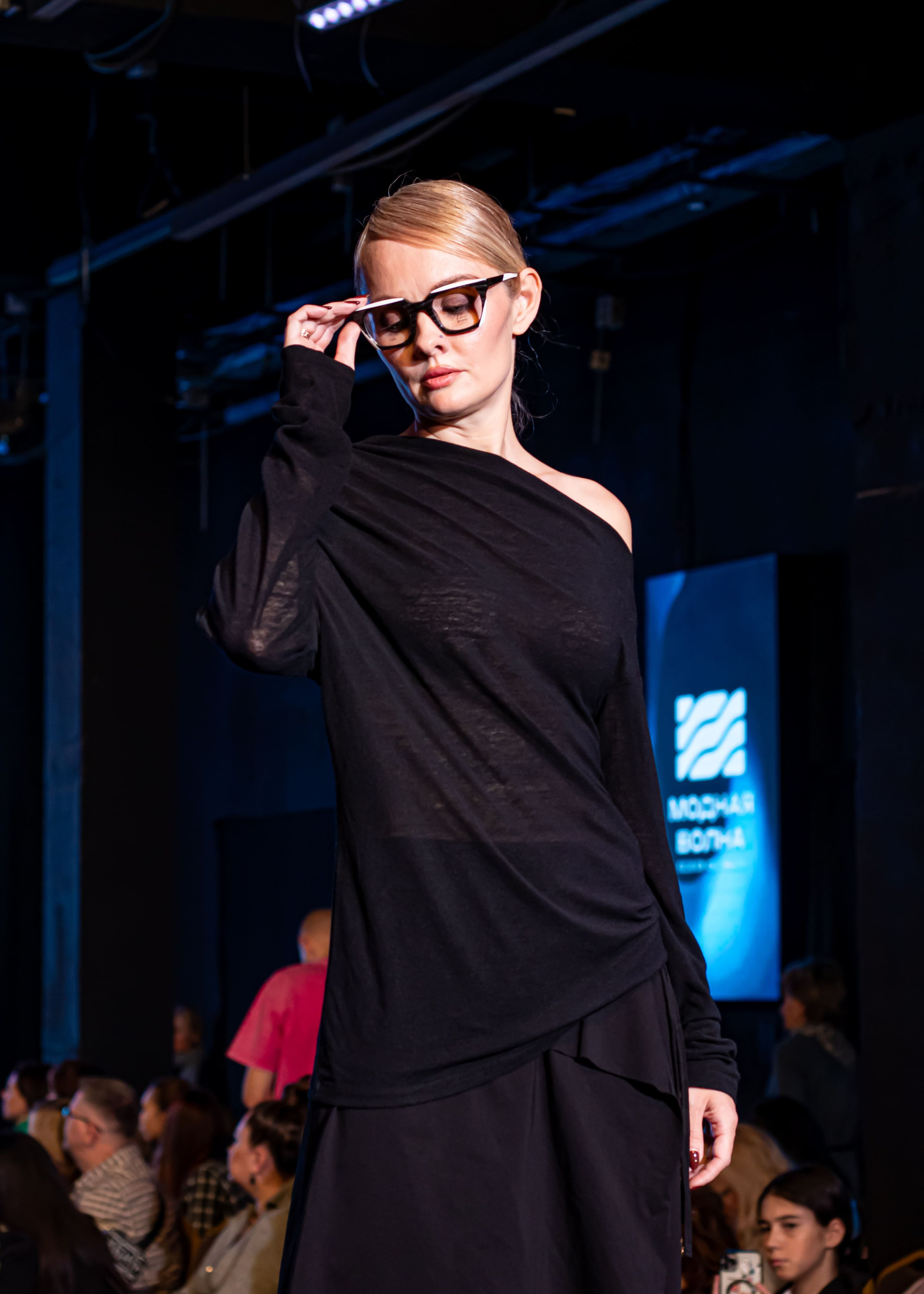 Модель в тёмном образе на fashion-показе — фотосъёмка подиума, Москва