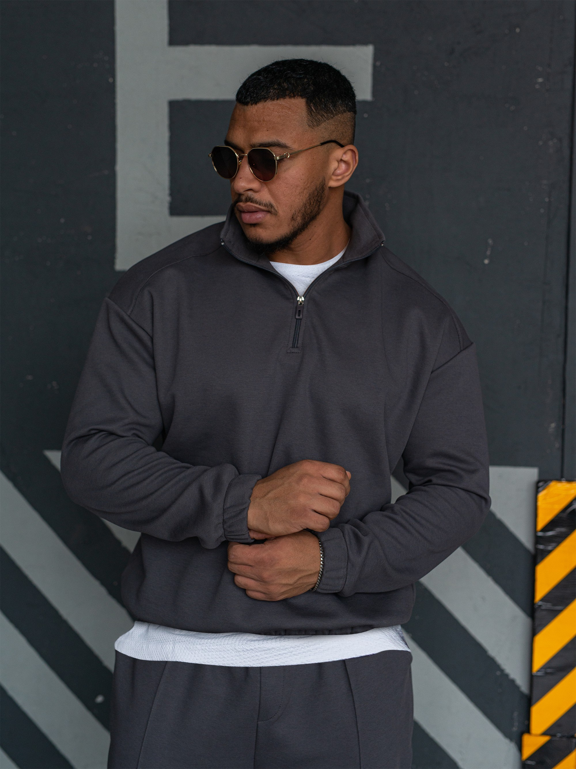 Предметное фото - современные мужские куртки-бомберы.