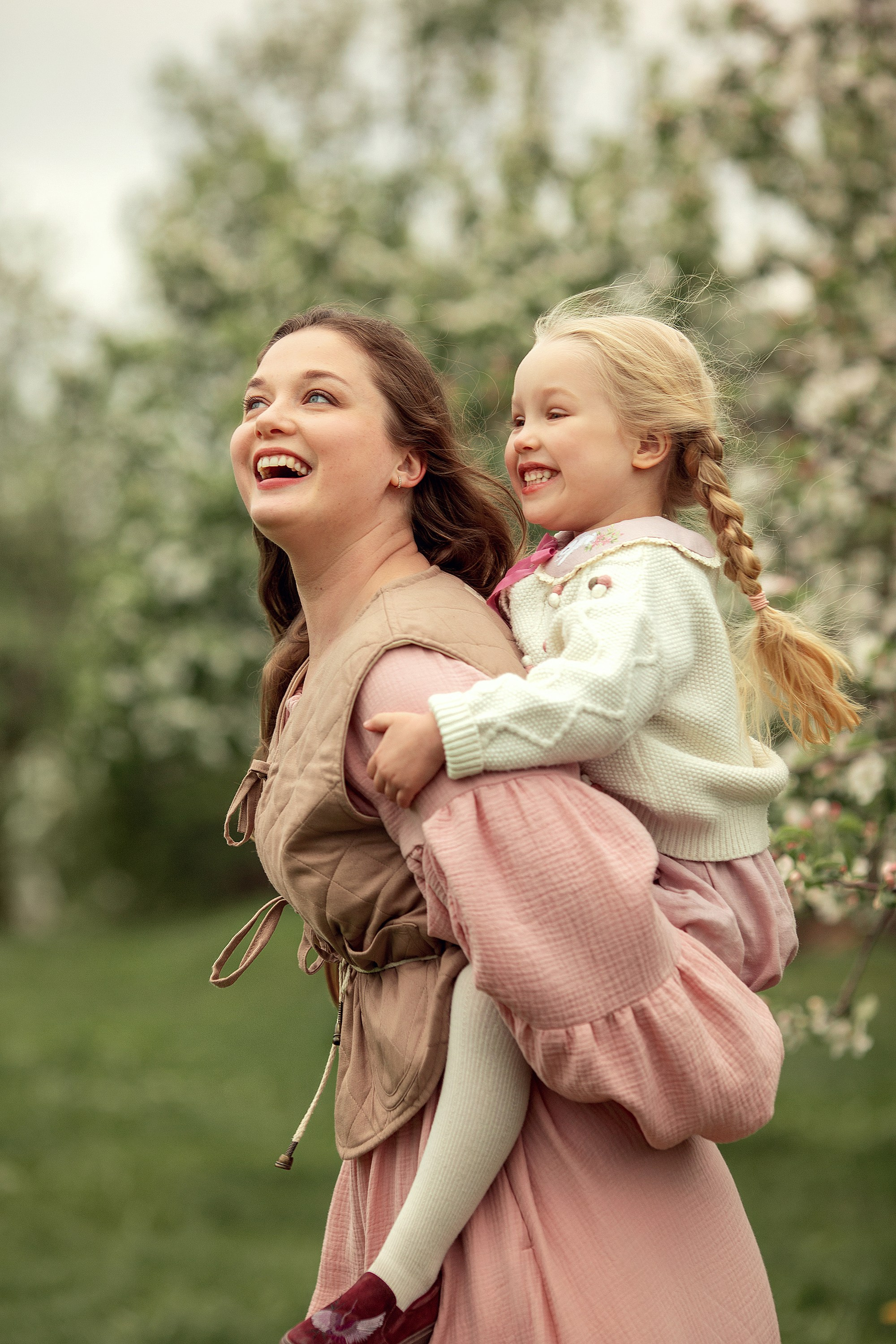 Искренняя семейная фотоистория в цветущем саду. Tatyana Nadezhdina Family photographer