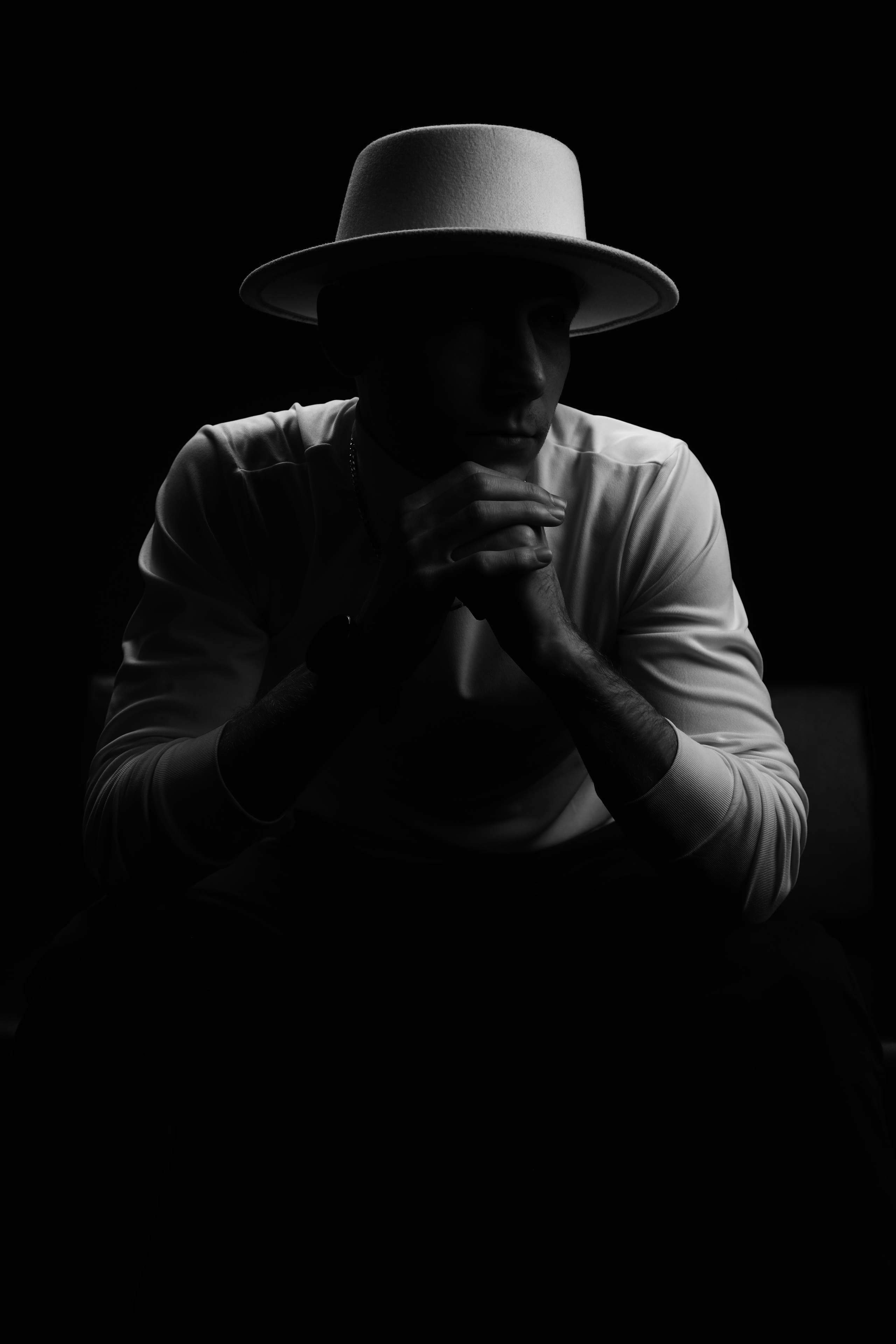 The White hat Alex. Профессиональный фотограф в Воронеже Владислав Крылов