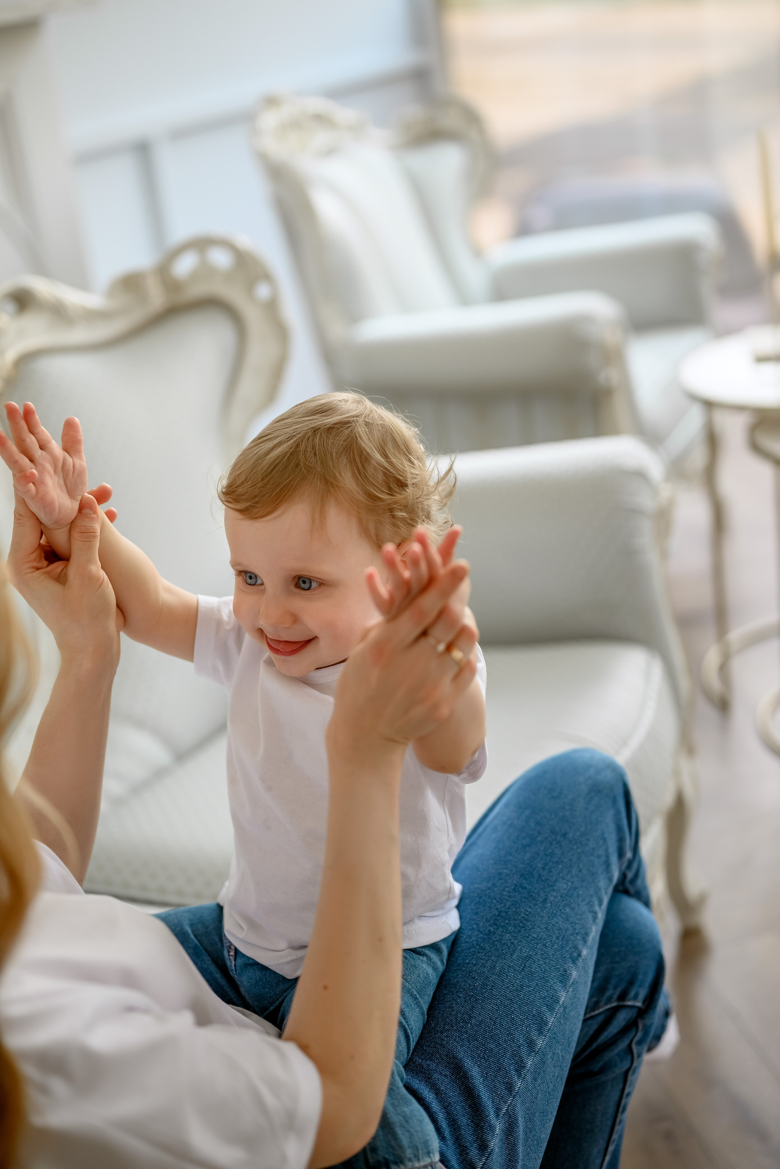 Мамам и маленькая девочка играют в ладушки