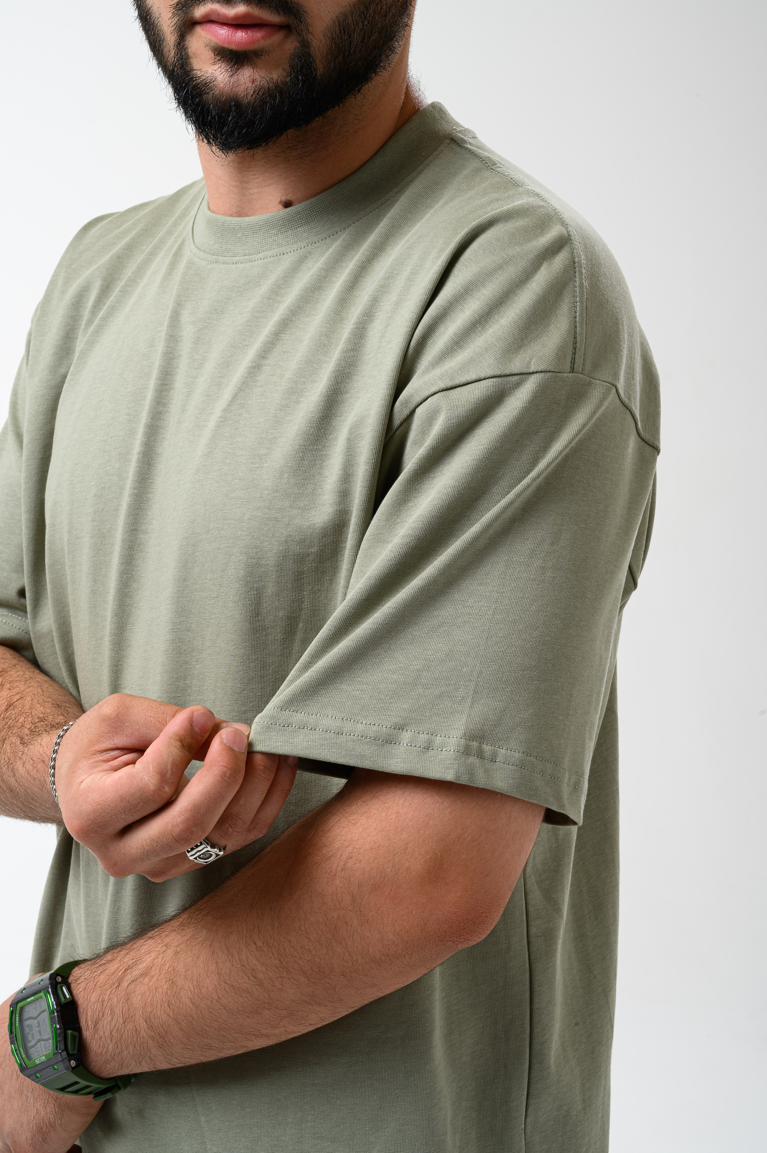 Мужская футболка прямого кроя на модели в студии, каталожная съёмка для интернет-магазина с белым фоном