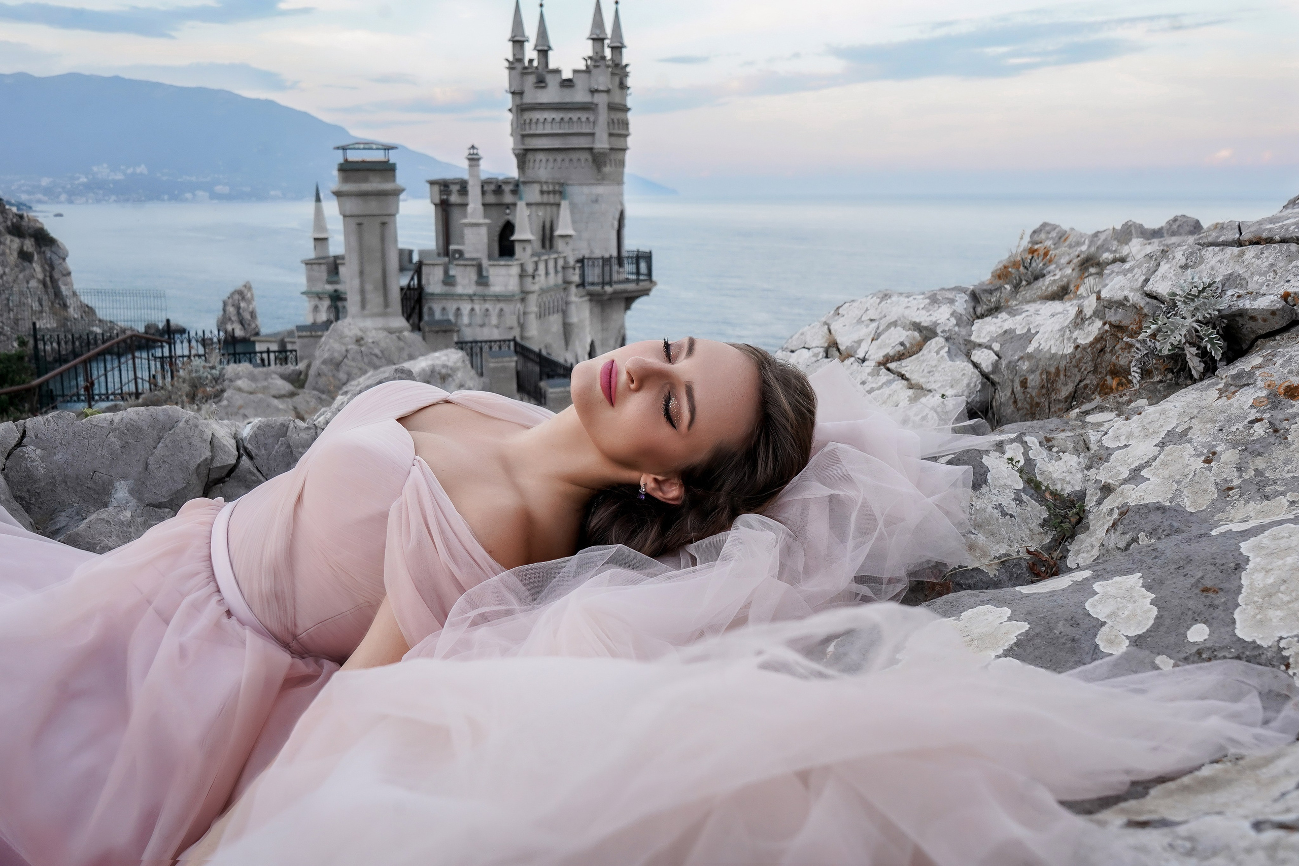 Женская фотосессия с Карелией на Ласточкином гнезде в Крыму. Свадебный фотограф в Ростове-на-Дону. Таинство Крещения и Венчания, семейные фотосессии. Алёна Чёботова