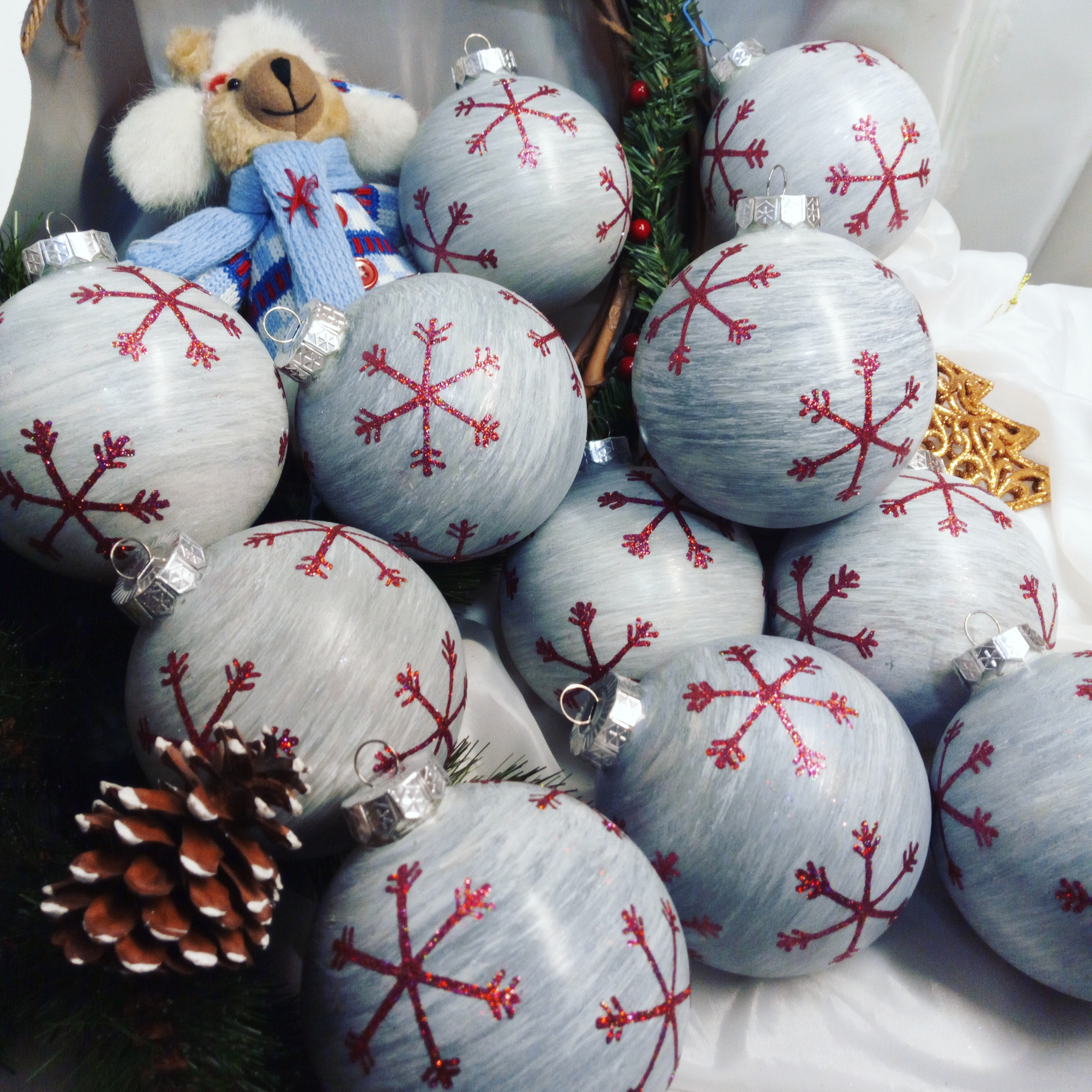 Елочный шар с росписью-Ваш лучший подарок на Новый Год. Арт-вечеринки и мастер-классы в Москве для взрослых и детей