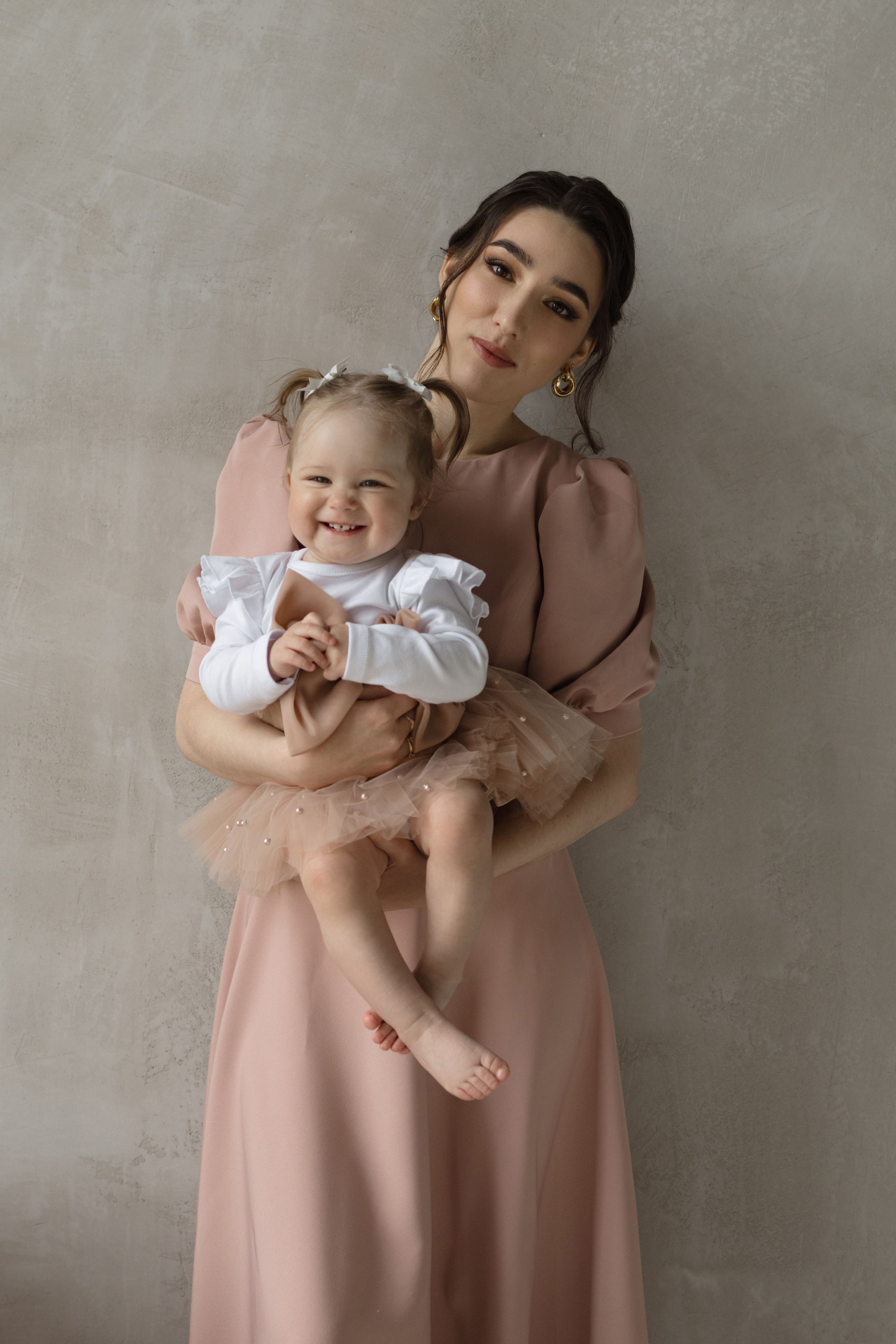 Годовасие: мама держит малыша, семейная фотосессия в студии Красноярск