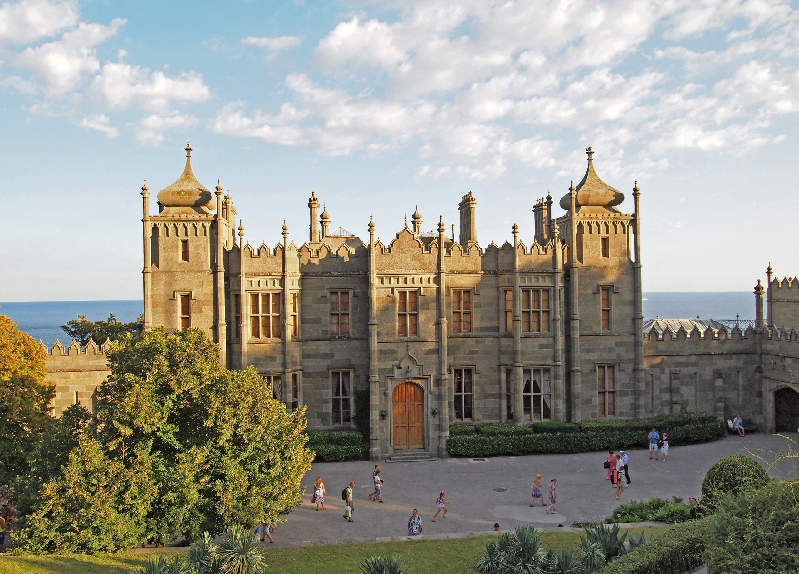 Локации для фотосессии в Ялте. Профессиональная фотосъемка в Крыму. Натуральные эмоции и живые кадры. Забронируйте дату прямо сейчас!