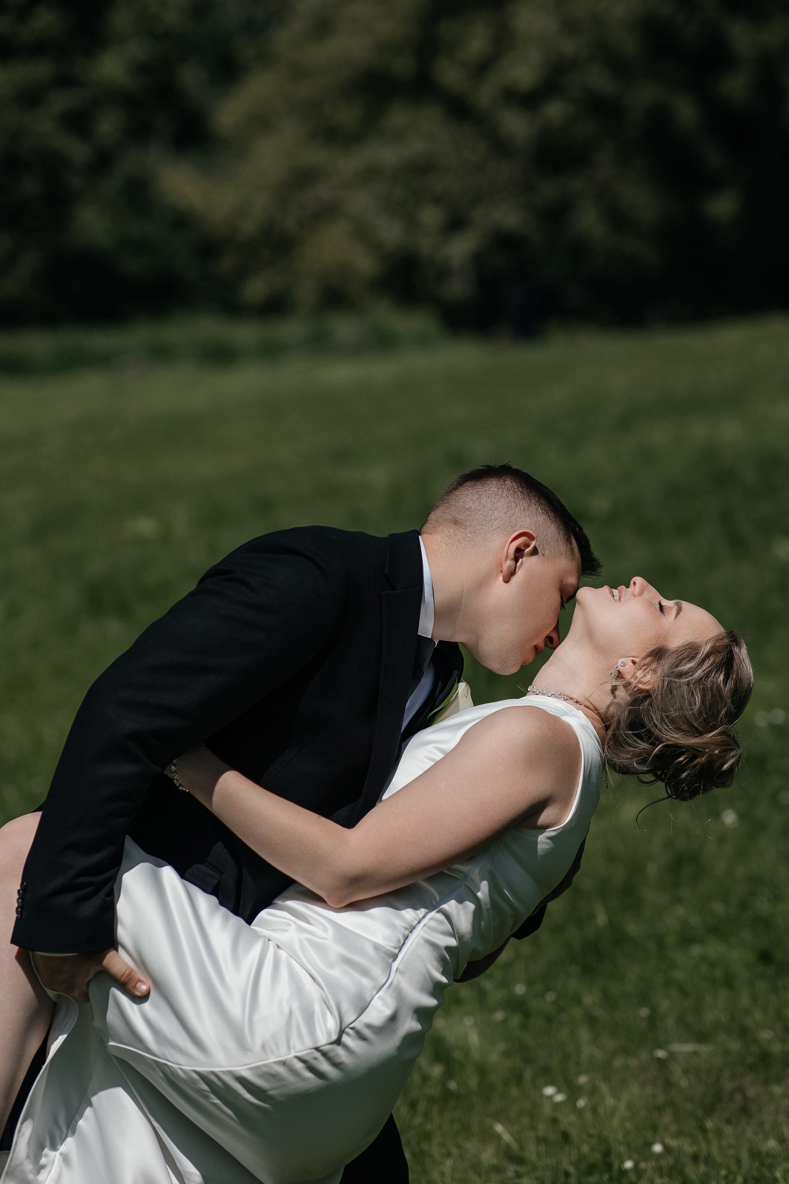 Свадебная фотосессия в Ботаническом саду имени Цицина. Свадебный фотограф в Москве Дарья Олендарёва