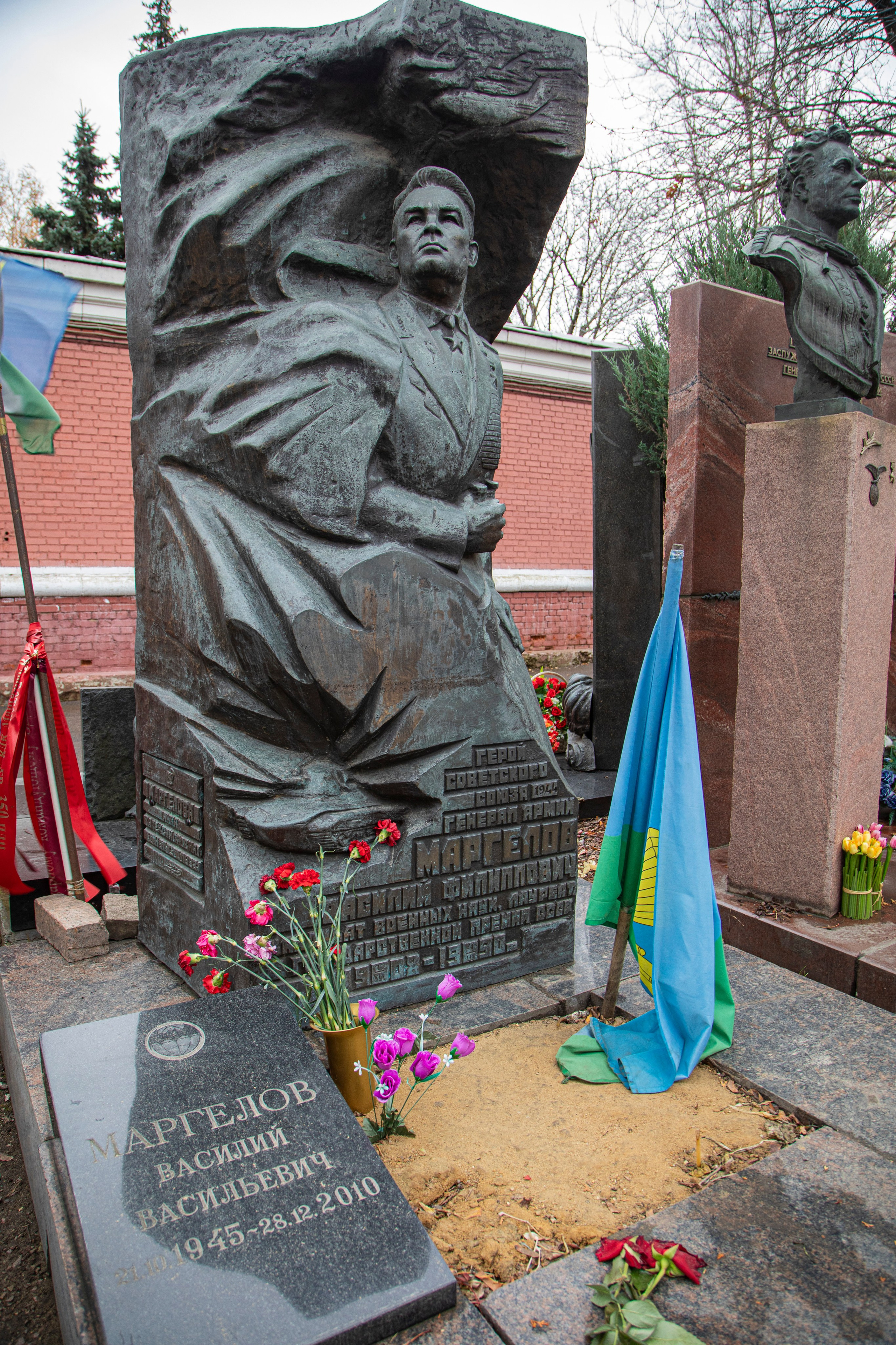 Осенняя прогулка по Новодевичьему кладбищу. Фотограф Сергей Ловкий