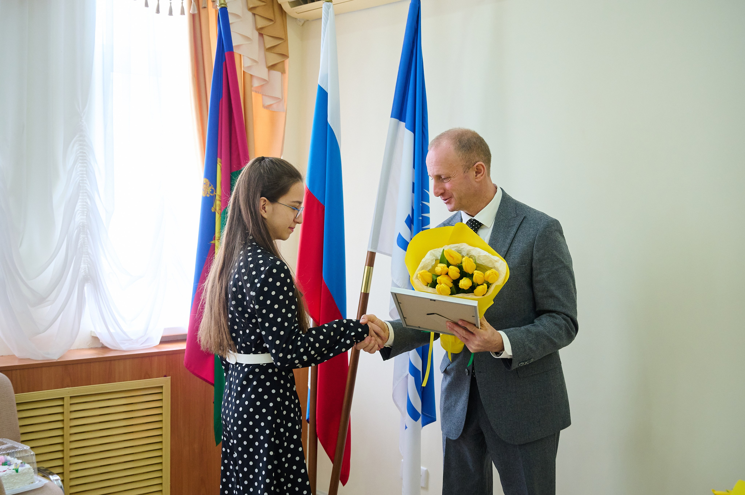 Поздравления девочкам Кабардинки от Главы округа Кялова Г.Е. Жизнь курорта Кабардинка в фотографиях