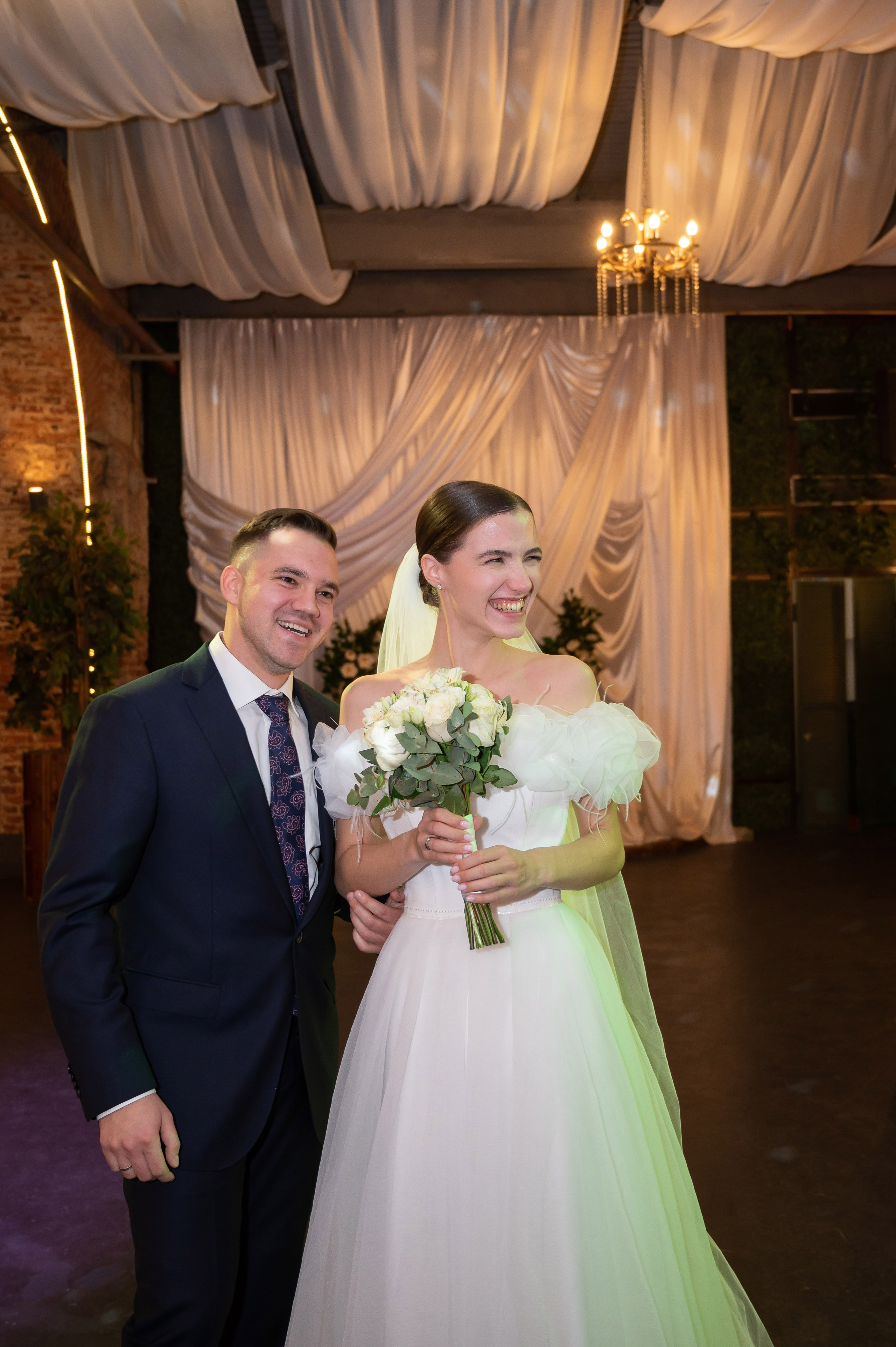 Осенняя великолепная свадебная прогулка жениха и невесты в октябре в Санкт-Петербурге в Михайловском парке и у Атлантов на Миллионной улице. Портретный, семейный и свадебный фотограф в Санкт-Петербурге и в Пушкине Ширяев Денис