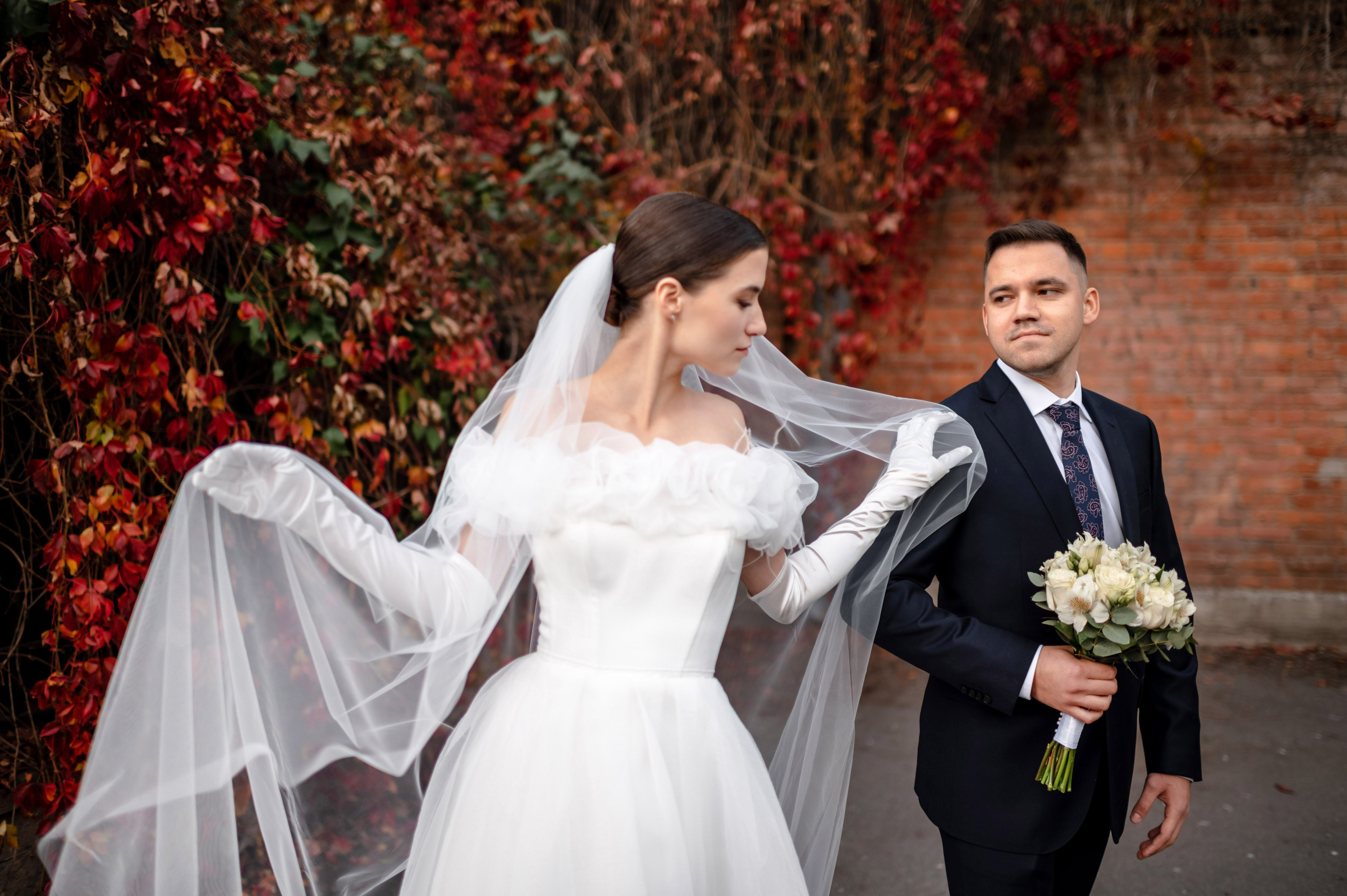 Осенняя великолепная свадебная прогулка жениха и невесты в октябре в Санкт-Петербурге в Михайловском парке и у Атлантов на Миллионной улице. Портретный, семейный и свадебный фотограф в Санкт-Петербурге и в Пушкине Ширяев Денис