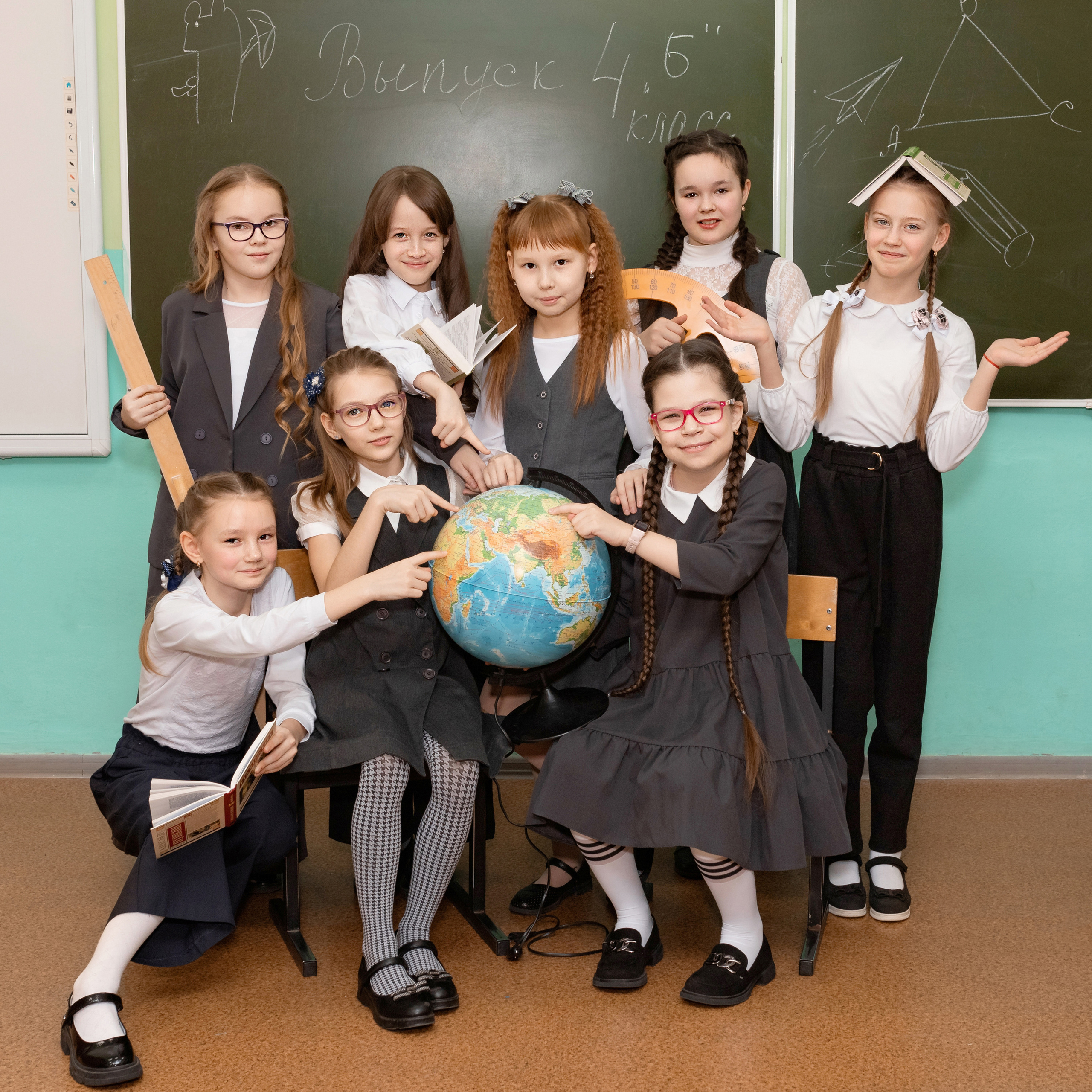 групповое школьное фото у доски