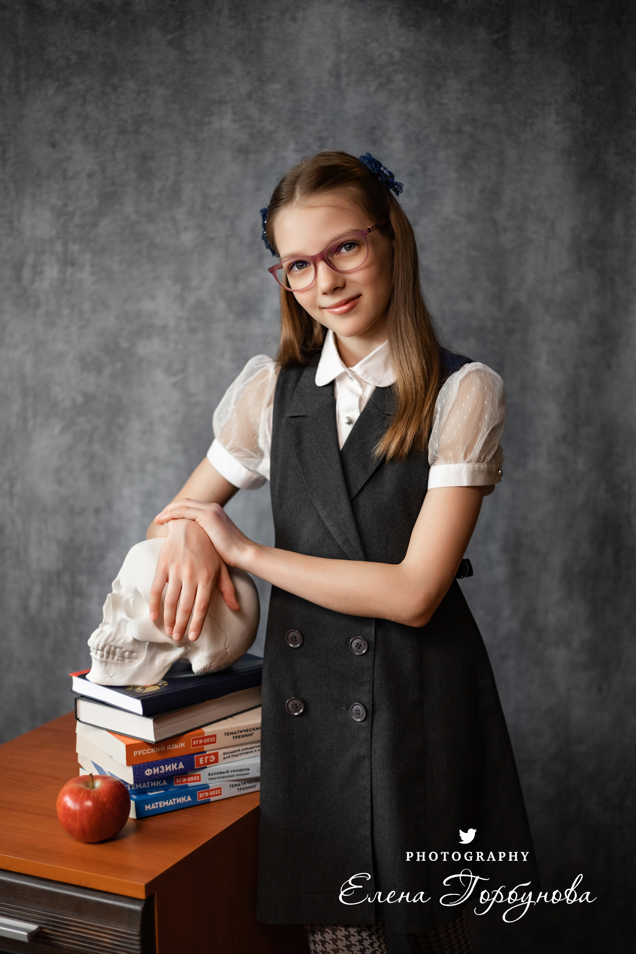 девочка на школьном портрете с черепом