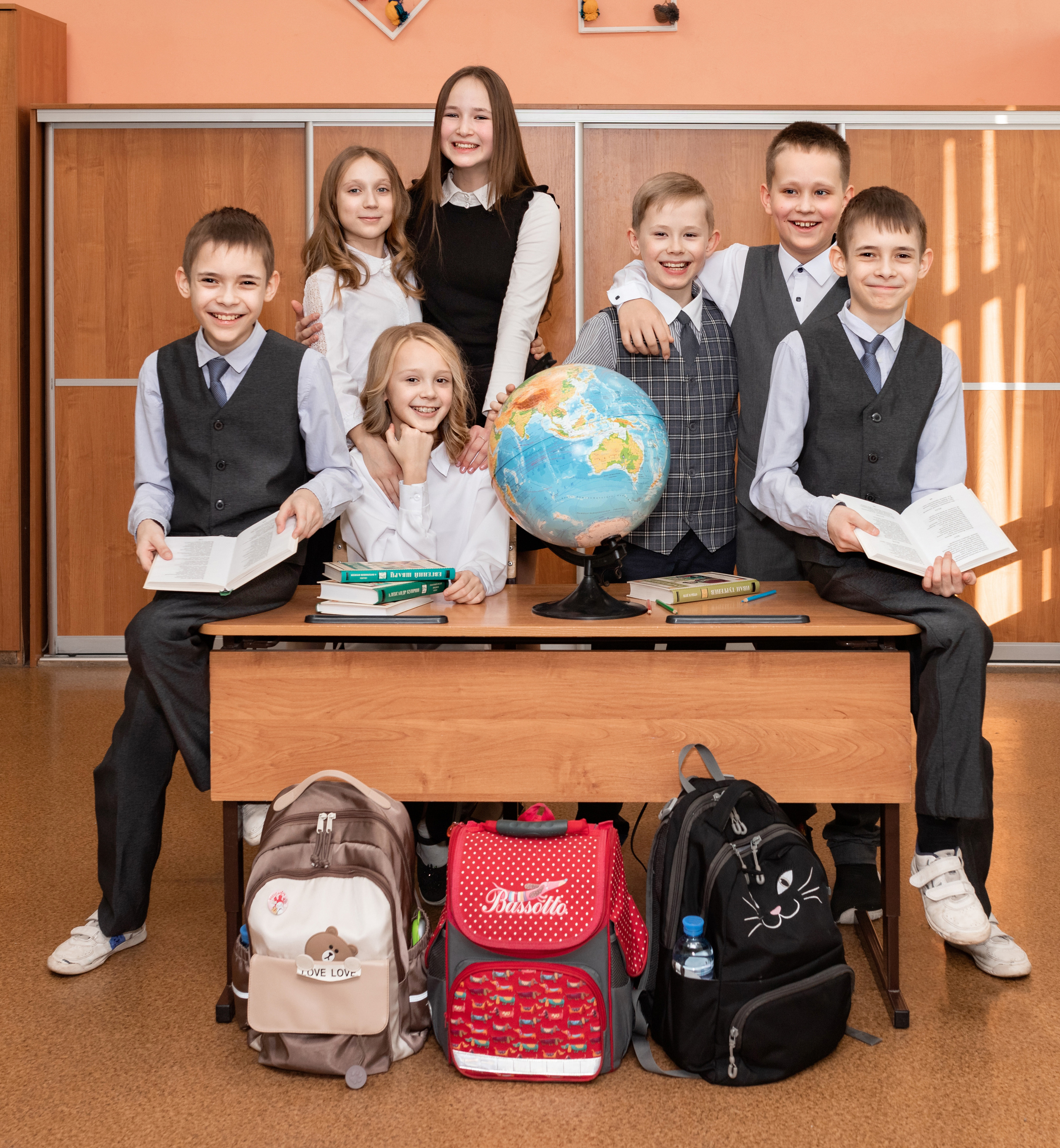 групповое школьное фото за партой с глобусом