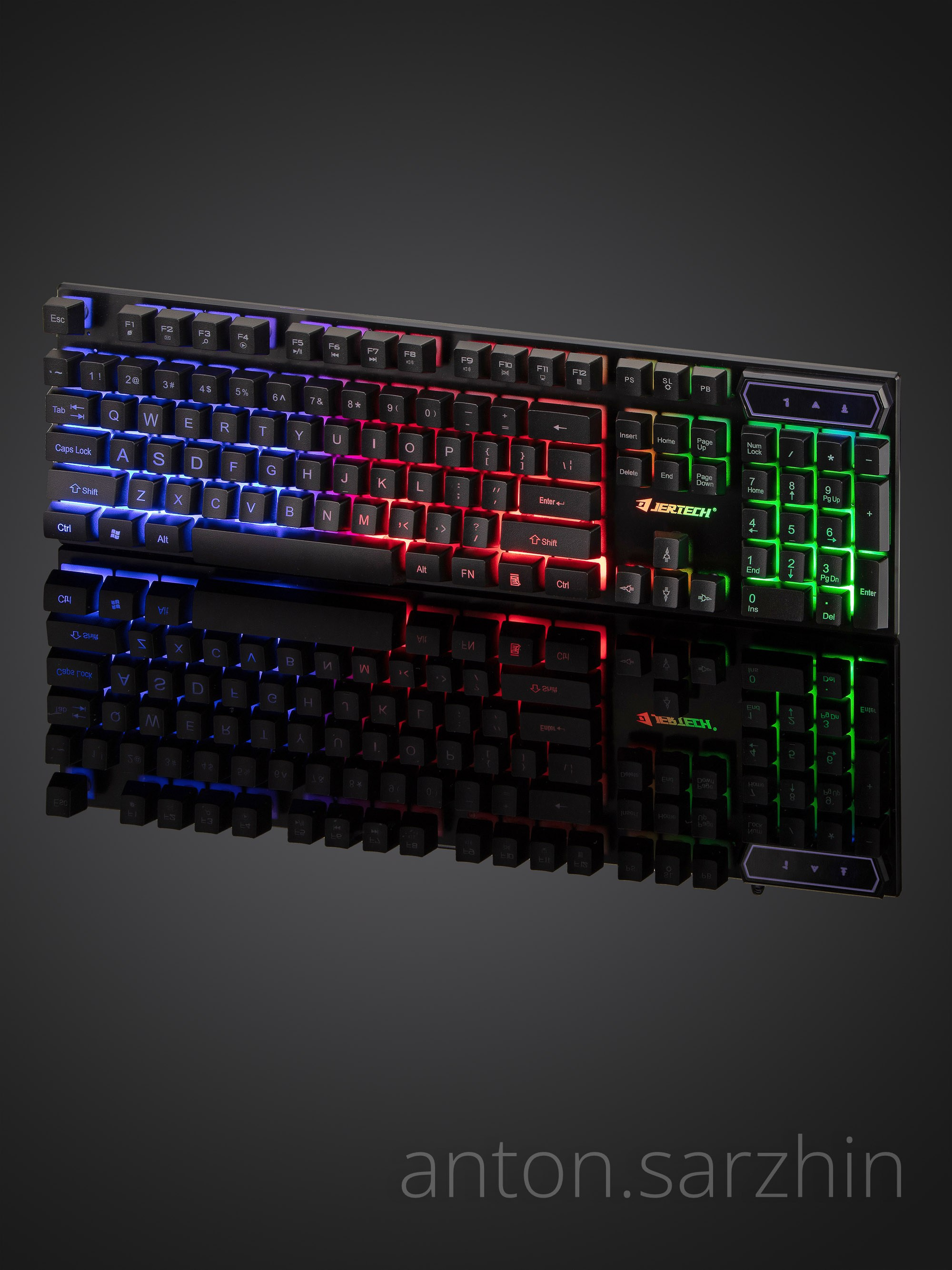 Фотография светодиодной клавиатуры на черном фоне