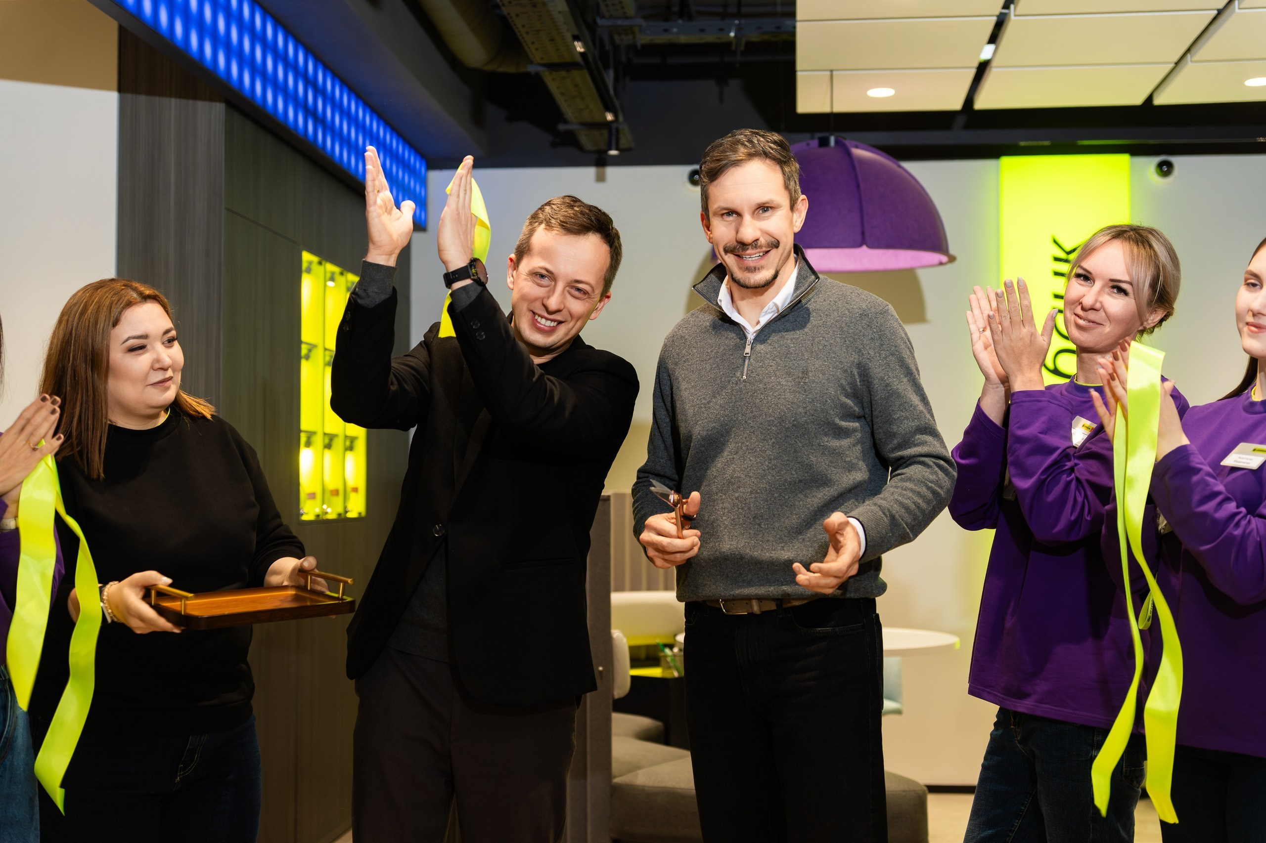 Открытие нового офиса ОТП Банка в Уфе — интерьер, сотрудники, ленточка