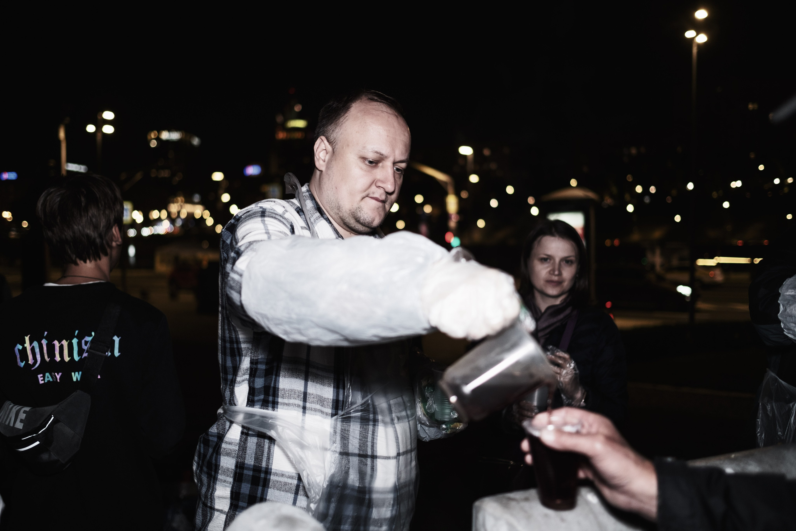 Готовка для бездомных и кормление их в Москве. Фотограф в Москве Максим Скоробогатов