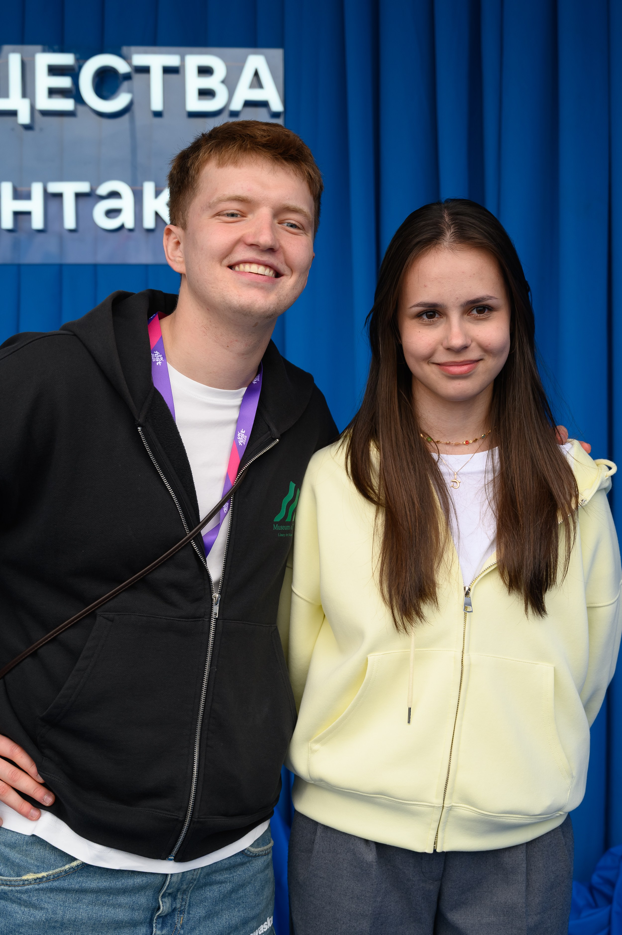 Видеоблогер общается с подписчиками и раздает автографы — репортажный портрет от Клейменова