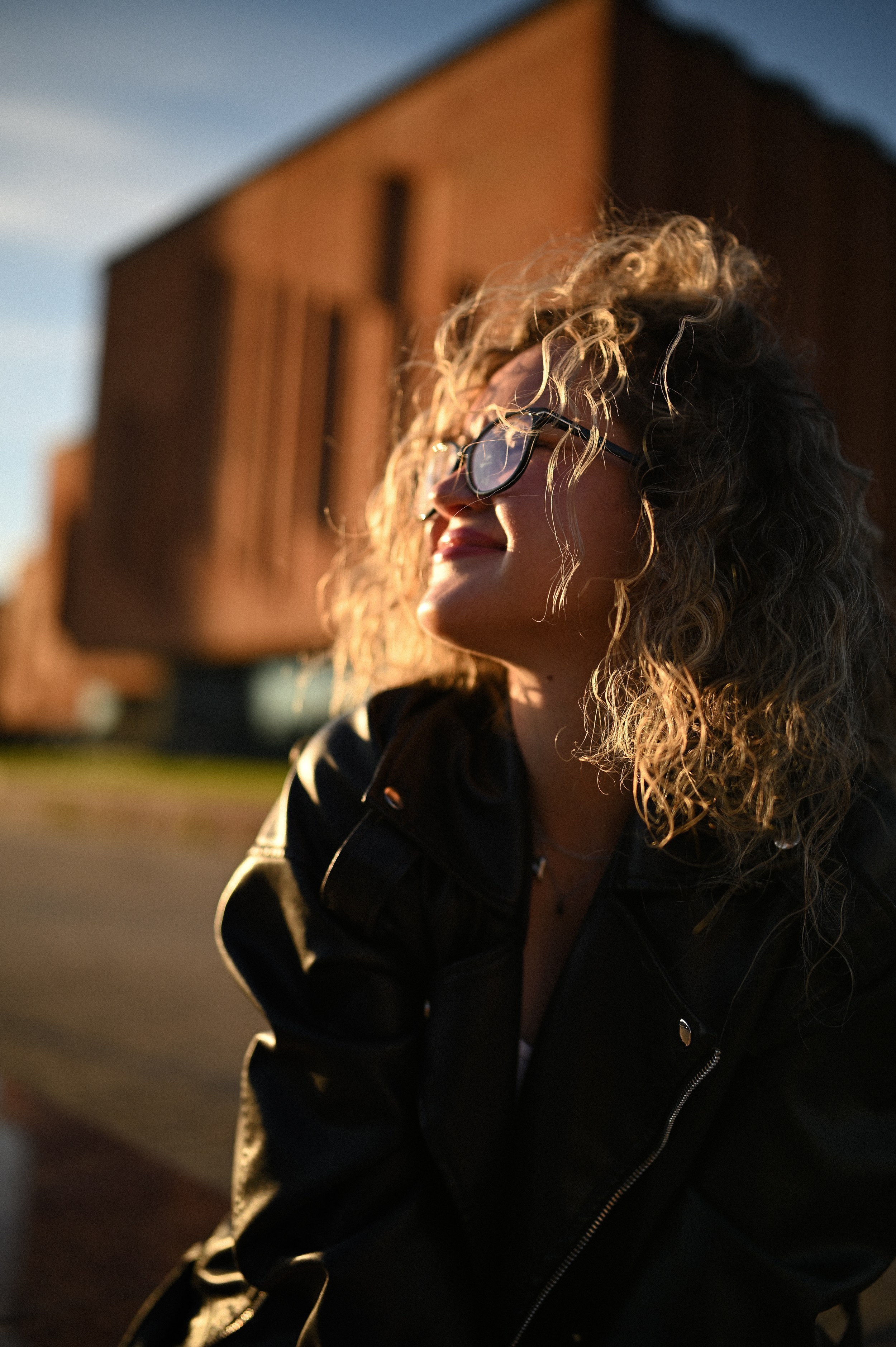 Стильный портрет девушки в очках на улице в центре Казани в рамках профессиональной фотосессии