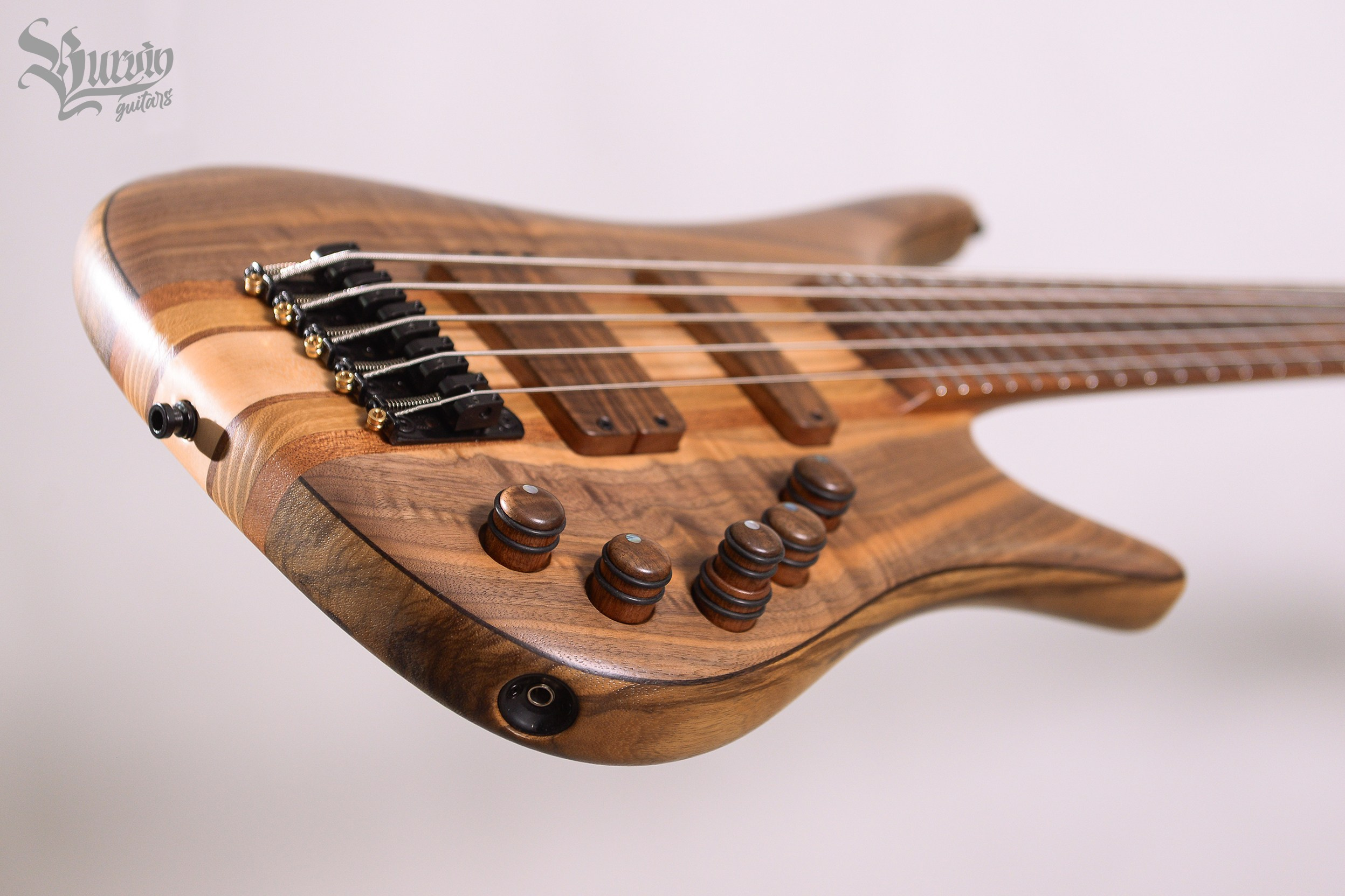 026 ACULA. Master of making guitars and basses to order