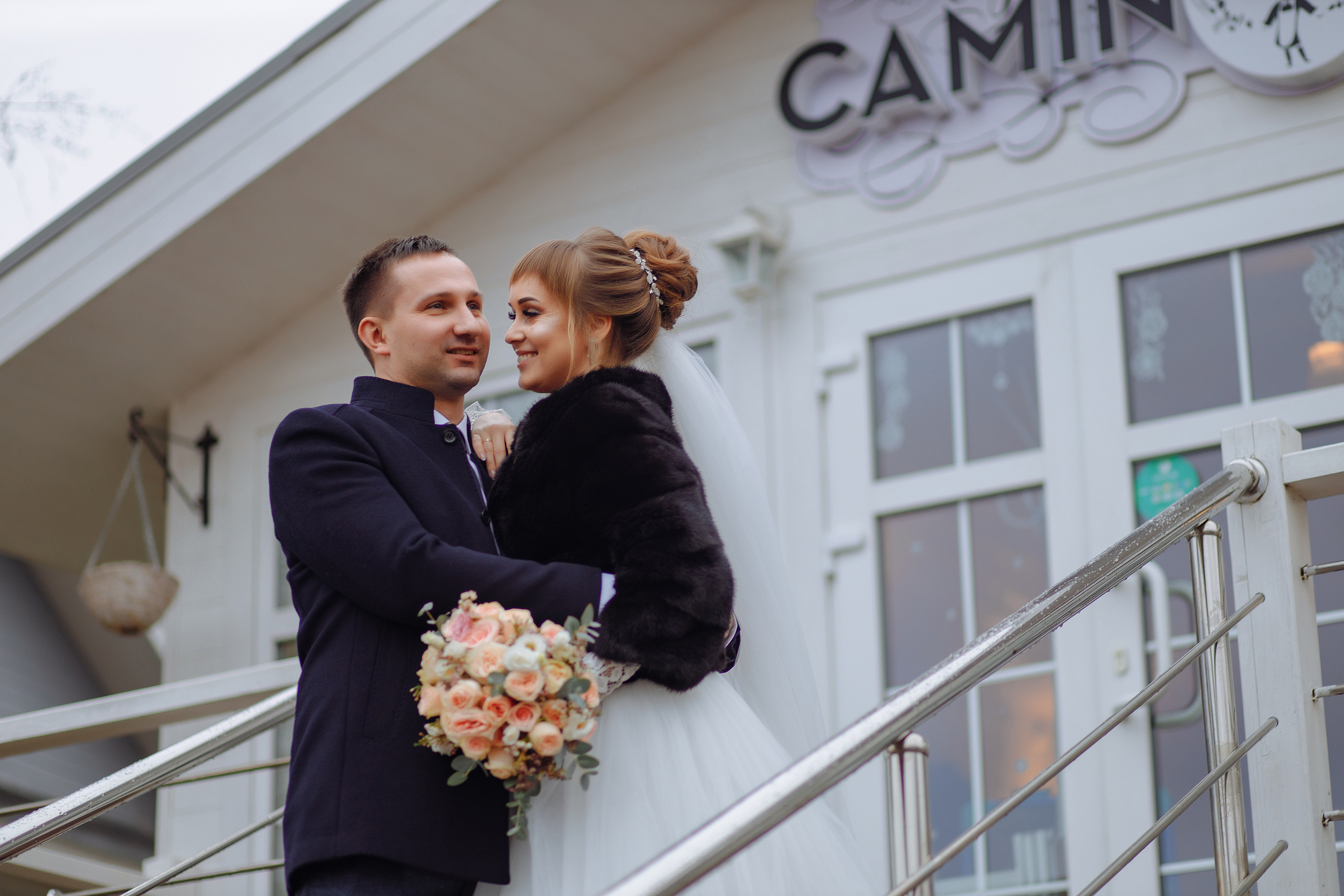 Уютные фотоснимки молодой пары в кафе. Олег Сверчков | Свадебный фотограф Вологда