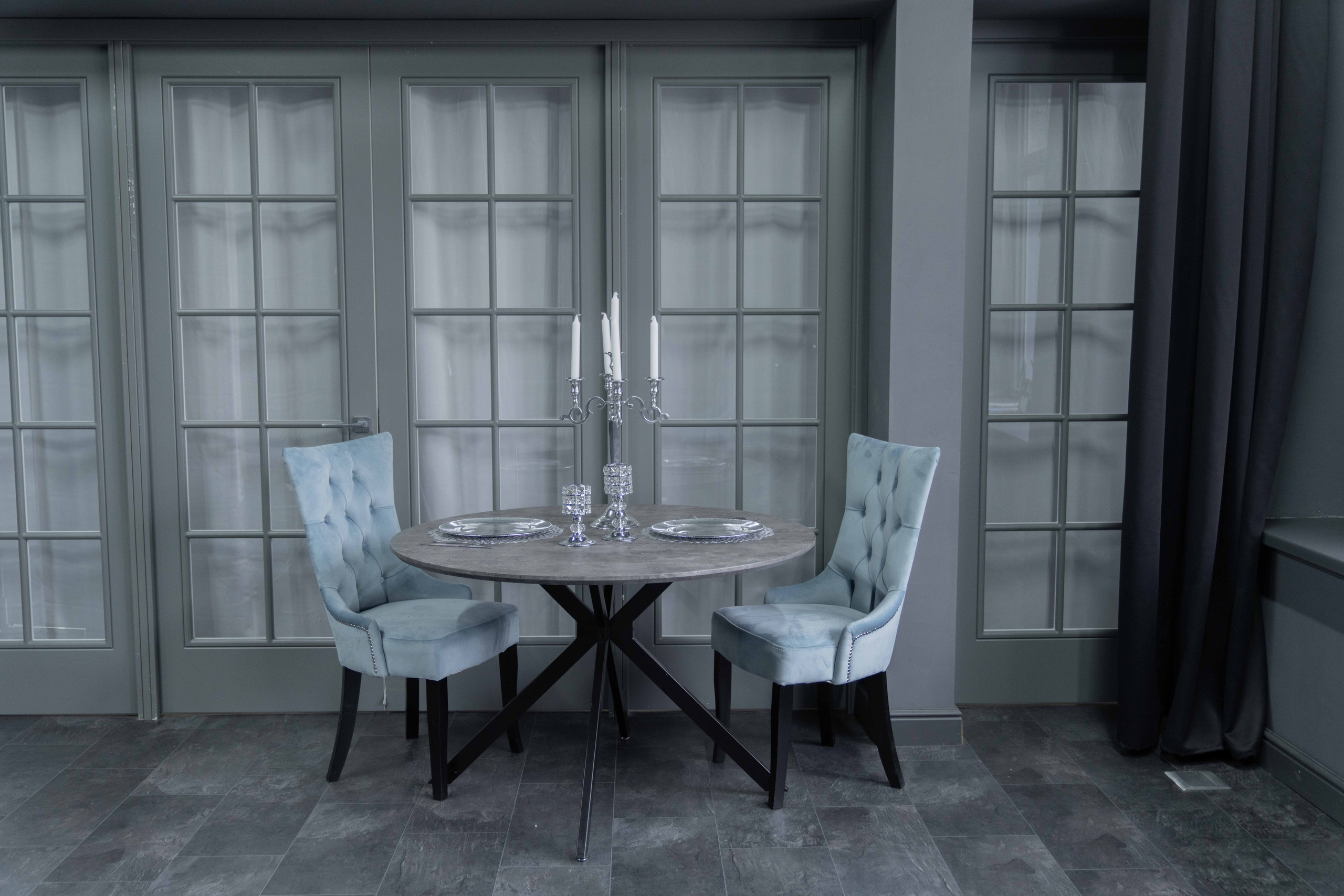 DАRК — зал 60 м² фотостудии в Москве с большими окнами, серыми стенами, потолком и полом, подходит для съемки с естественным светом. ВИЗУАЛИЗАТОР БРЕНДА: ФОТОГРАФ | ИМИДЖМЕЙКЕР| СТИЛИСТ МОСКВА