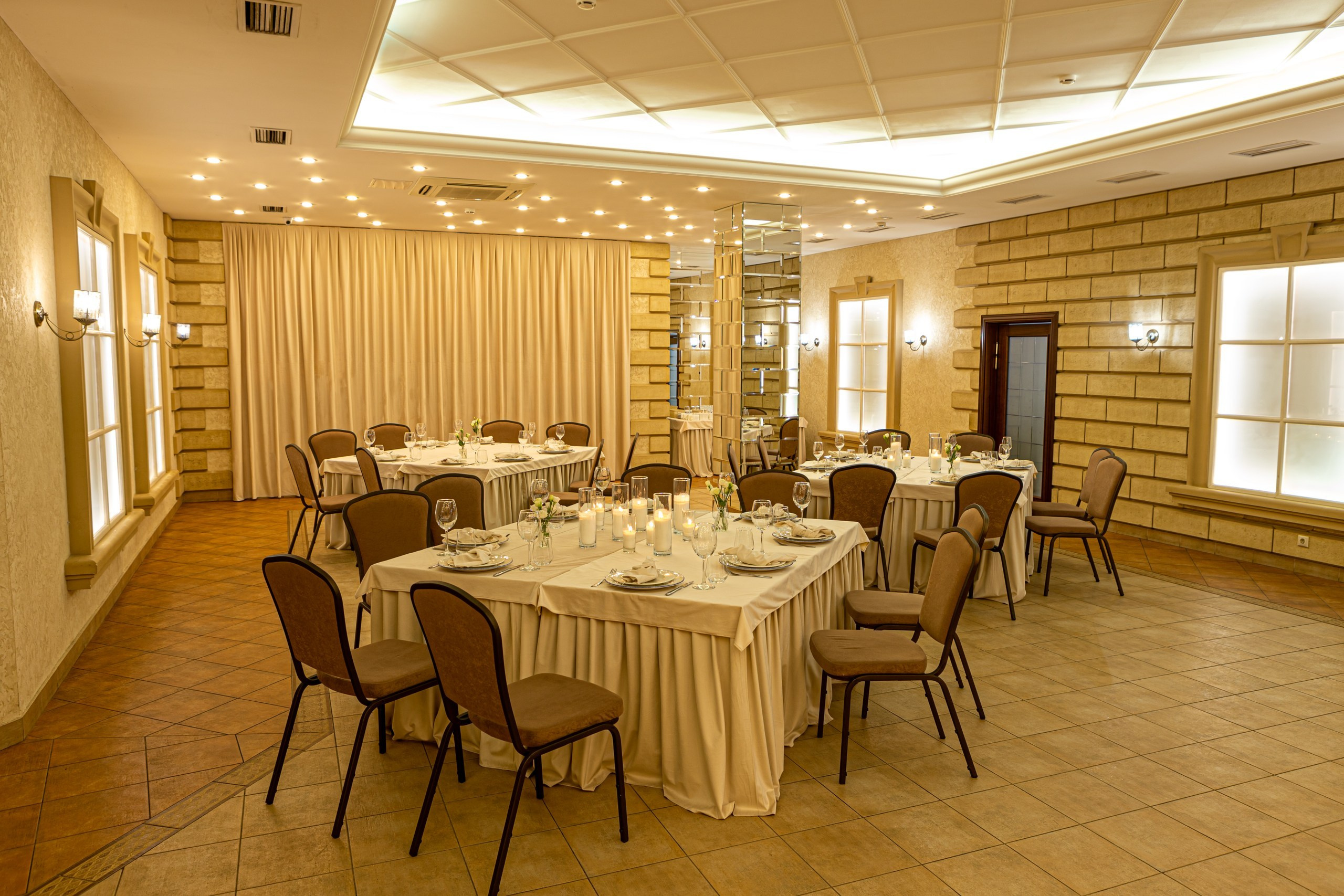 Банкетный зал ресторана Дача. Фотограф в Оренбурге. Профессиональный фотограф