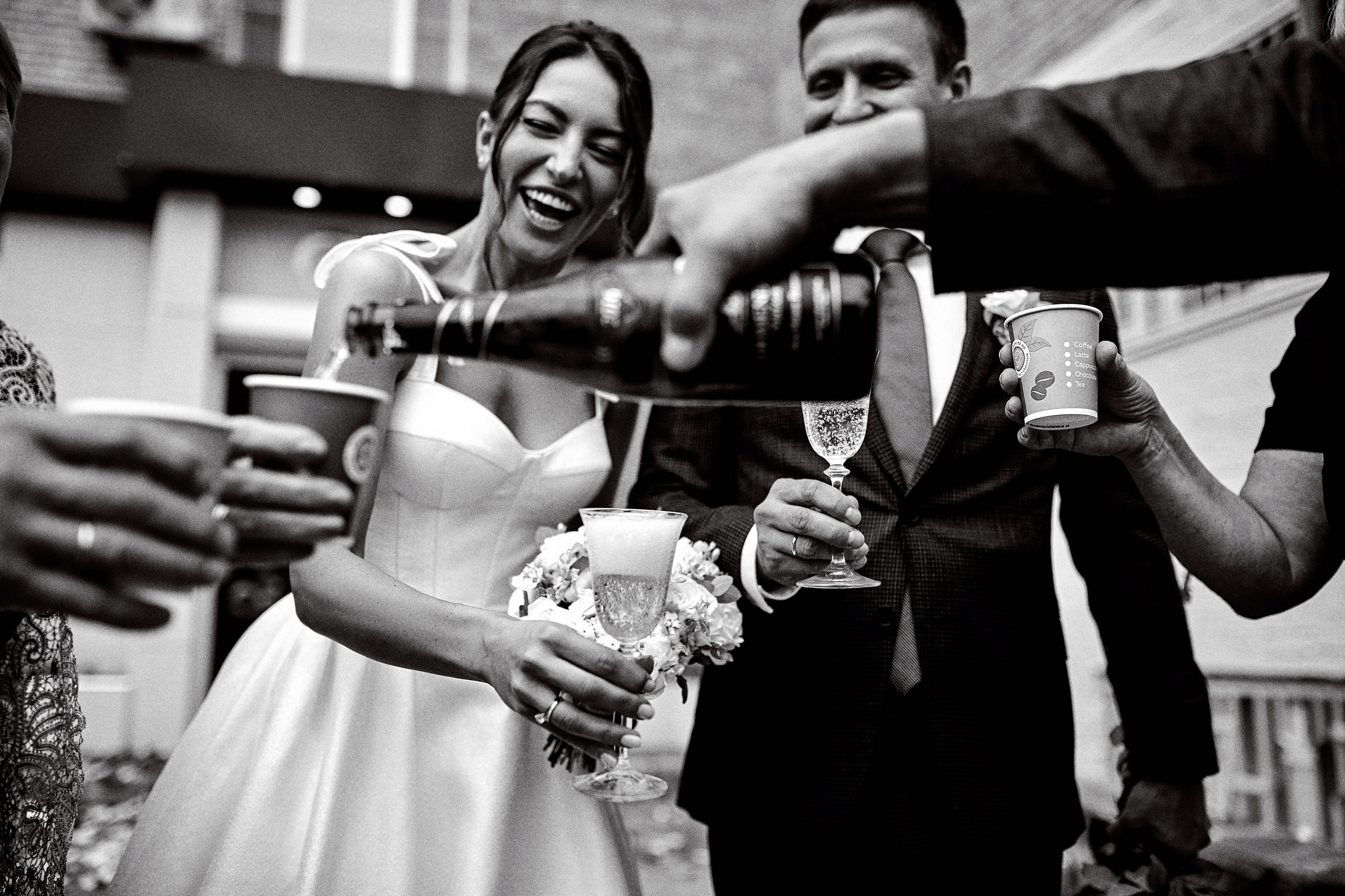 Оказываю услуги фотосессий молодоженов: на выходе вы получите сотни качественных фото с обработкой и уже на следующий день - видео для reels, снятые на телефон и смонтированные.