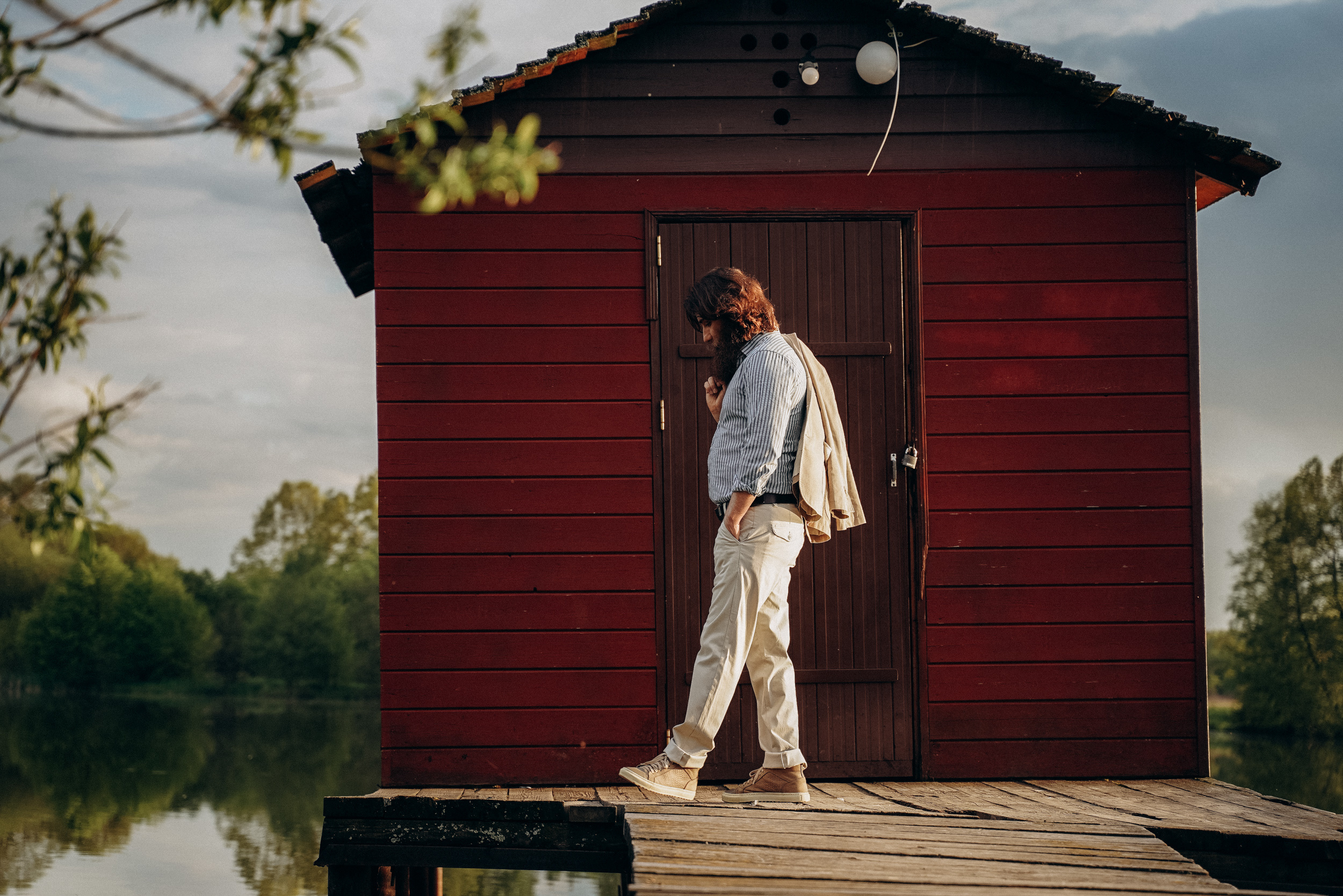 Бизнес фотосессия для стильного йога и бородатого мужчины на природе