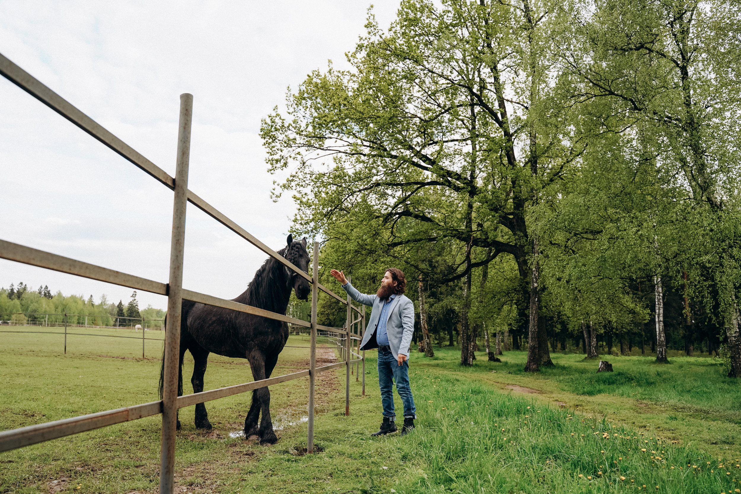 Бизнес фотосессия для стильного йога и бородатого мужчины на природе