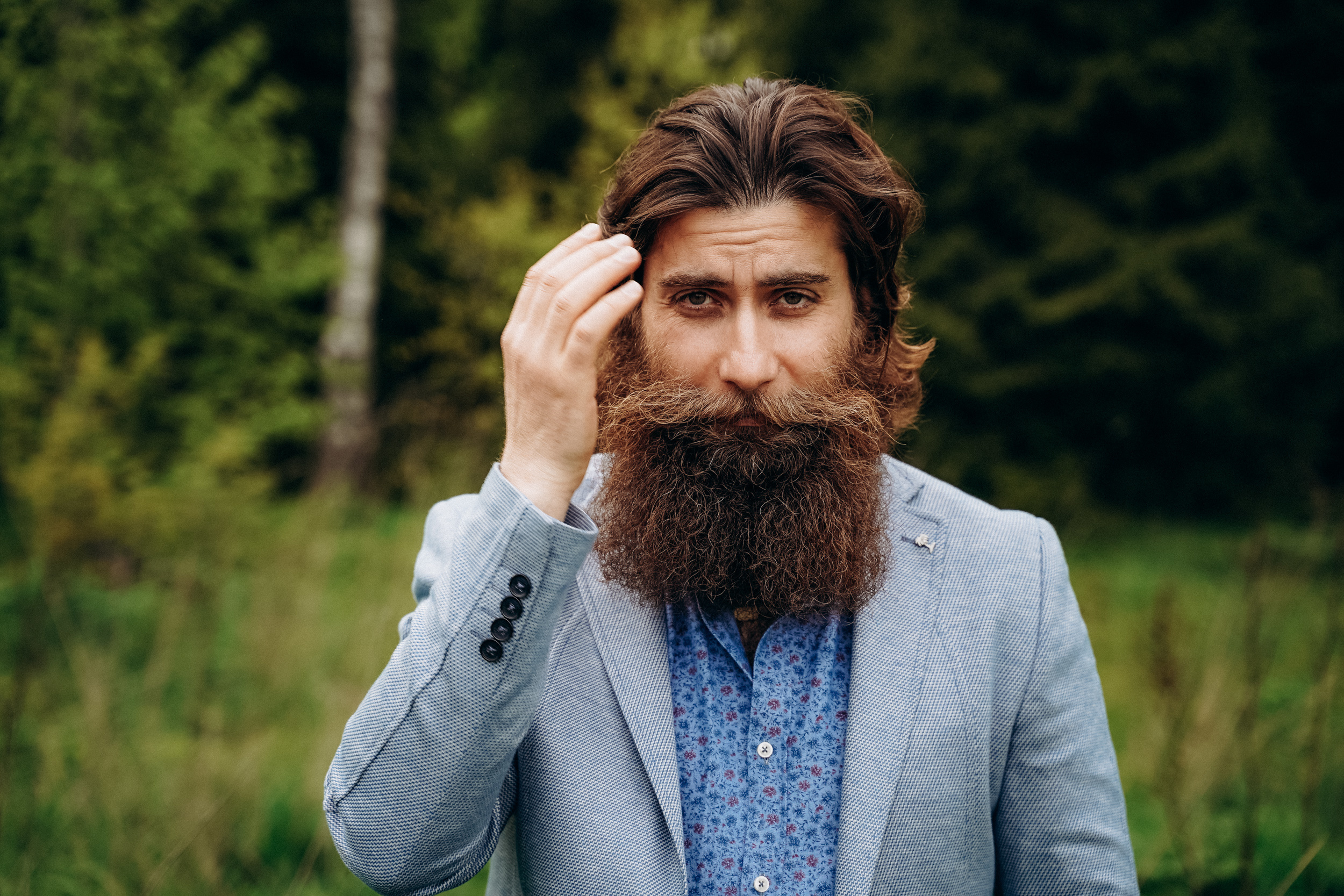 Бизнес фотосессия для стильного йога и бородатого мужчины на природе