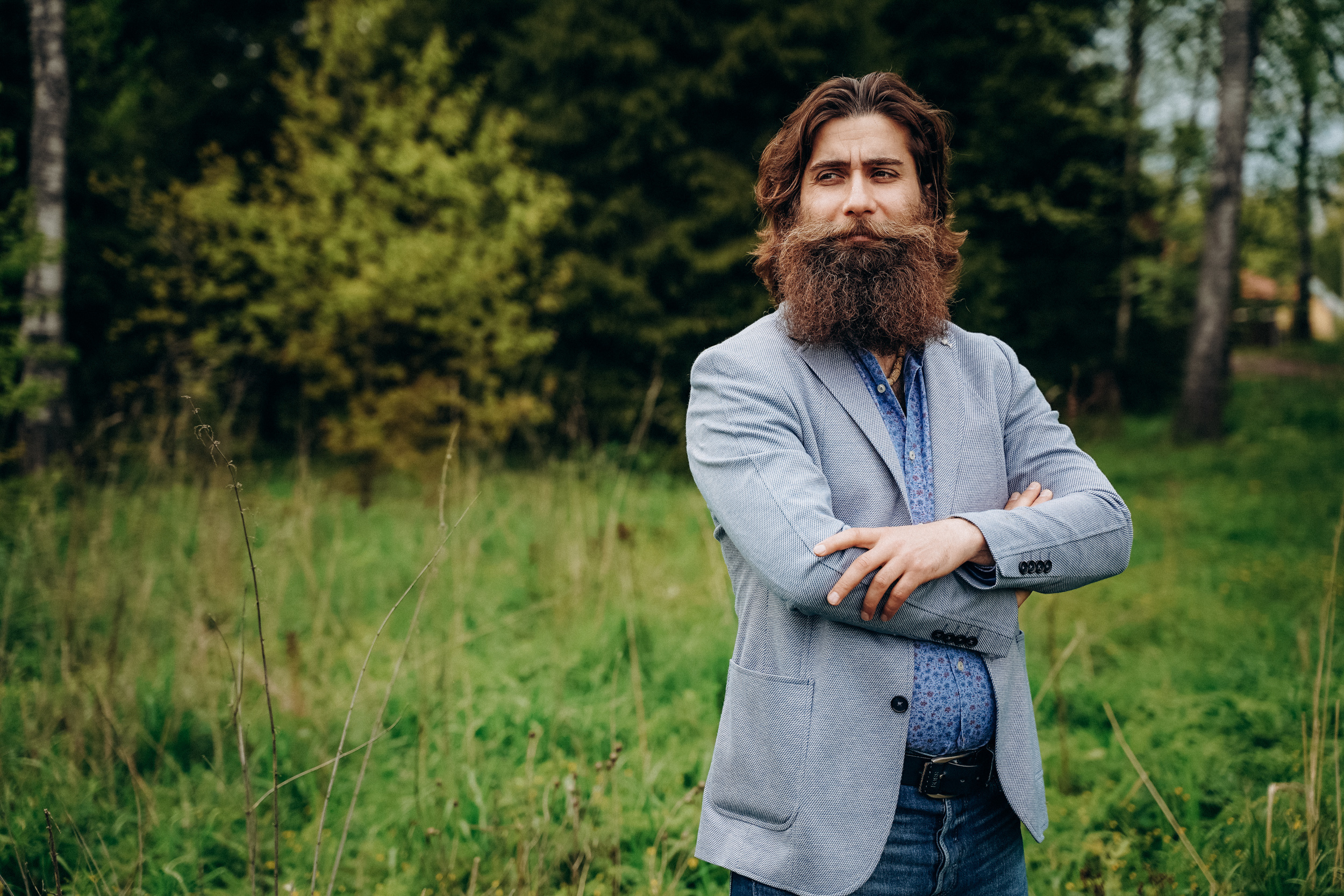 Бизнес фотосессия для стильного йога и бородатого мужчины на природе