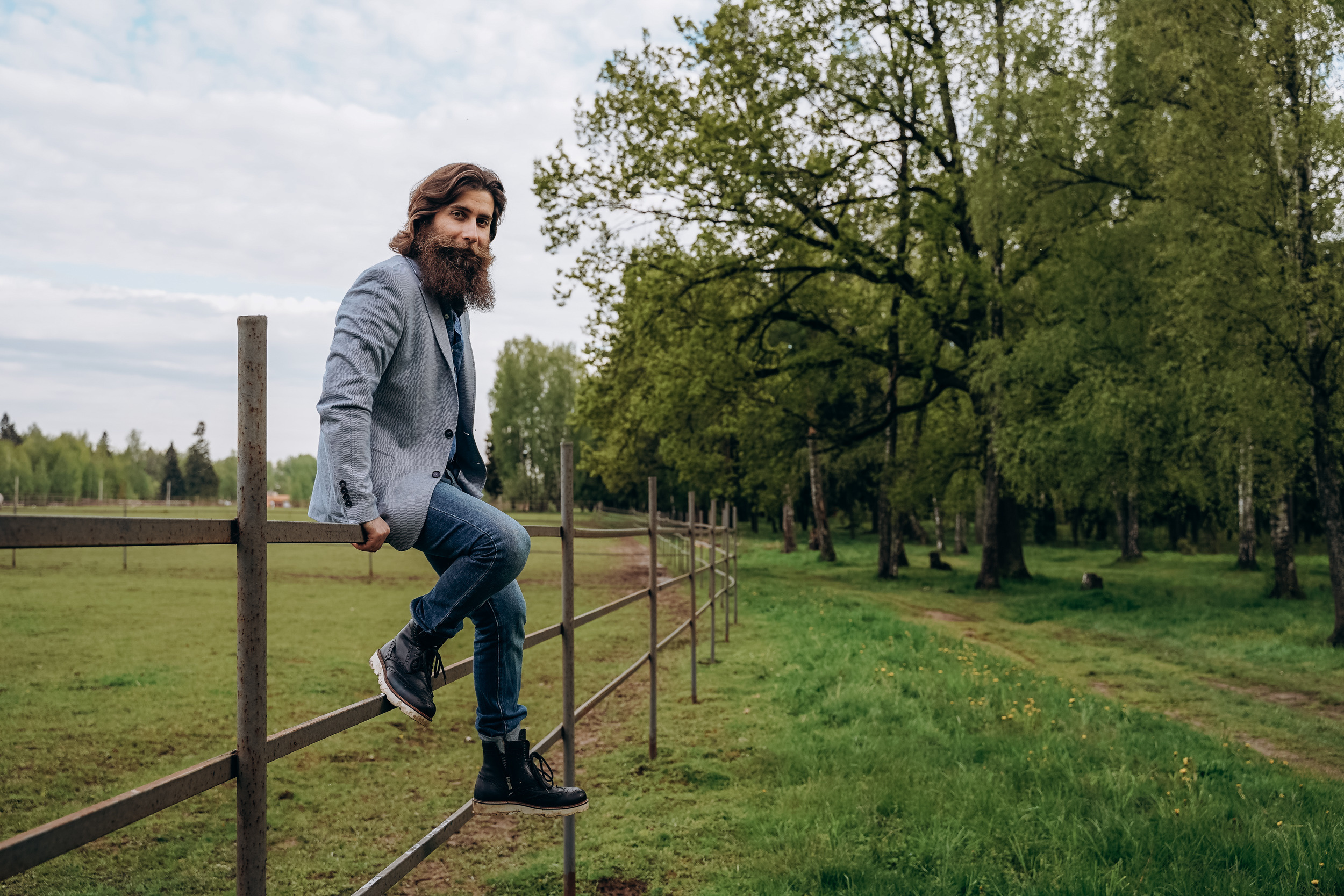 Бизнес фотосессия для стильного йога и бородатого мужчины на природе