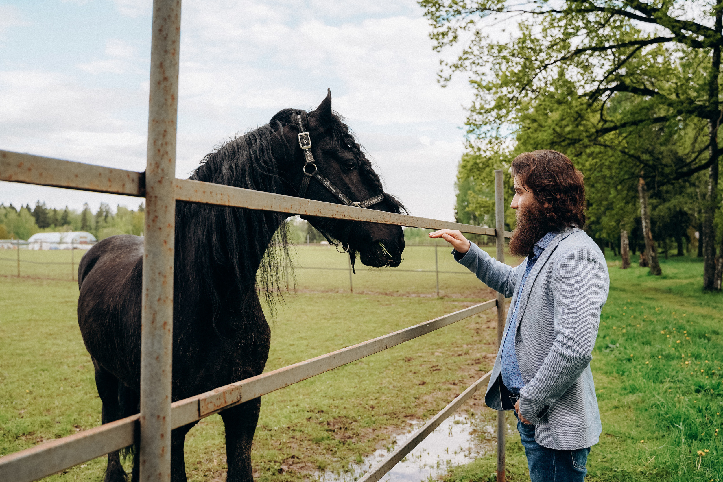 Бизнес фотосессия для стильного йога и бородатого мужчины на природе