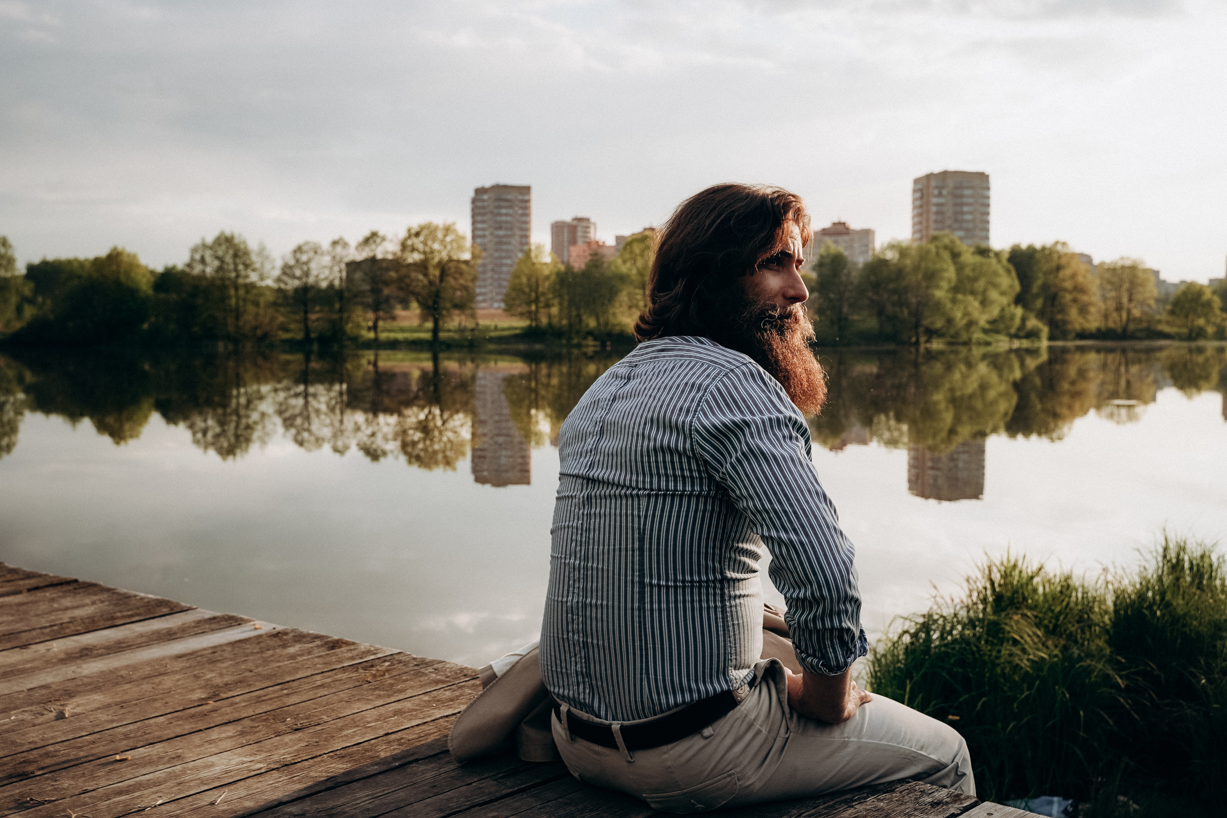 Бизнес фотосессия для стильного йога и бородатого мужчины на природе