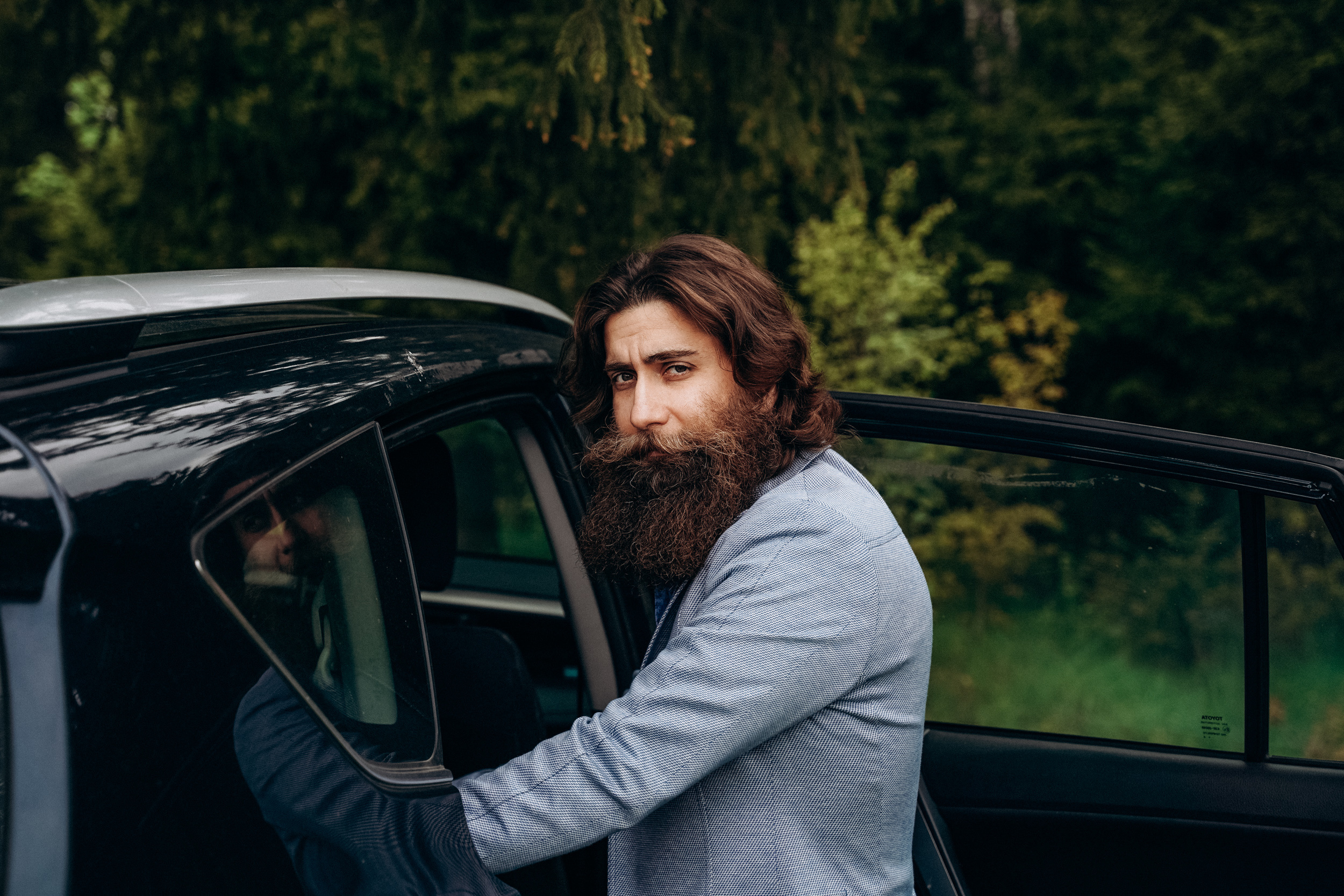 Бизнес фотосессия для стильного йога и бородатого мужчины на природе