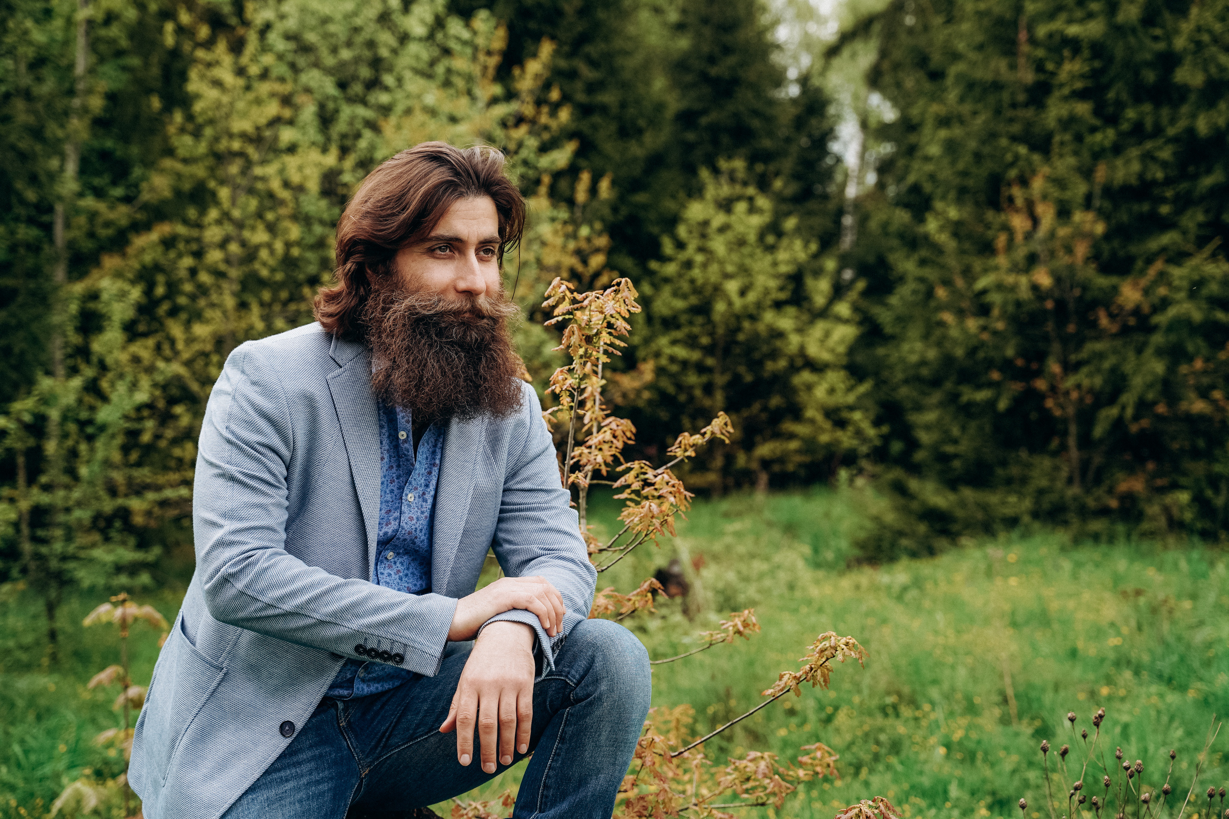 Бизнес фотосессия для стильного йога и бородатого мужчины на природе