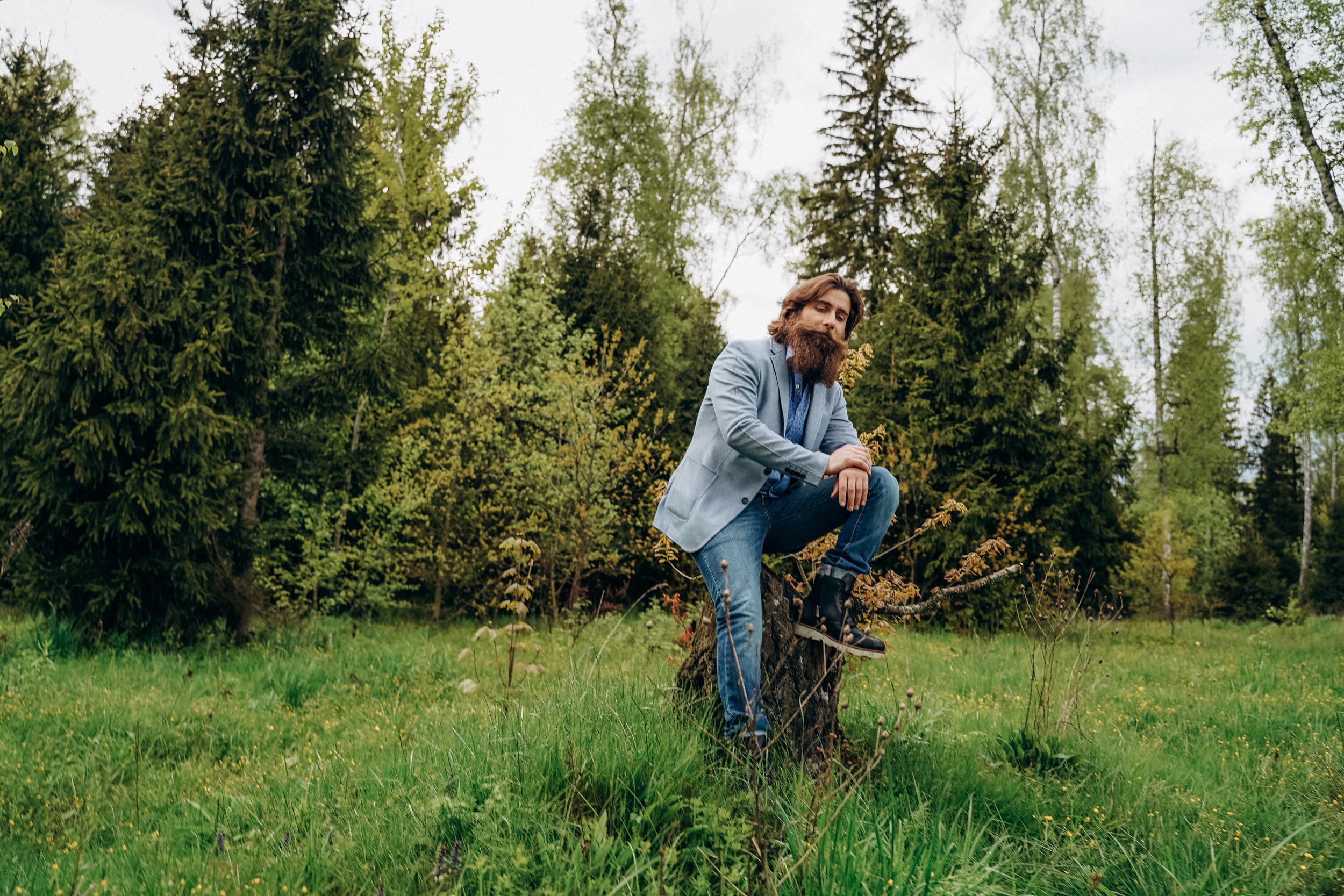 Бизнес фотосессия для стильного йога и бородатого мужчины на природе