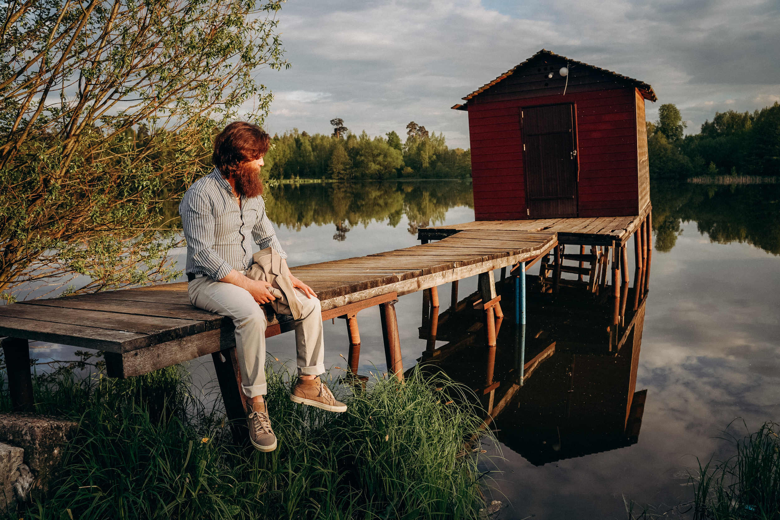 Бизнес фотосессия для стильного йога и бородатого мужчины на природе