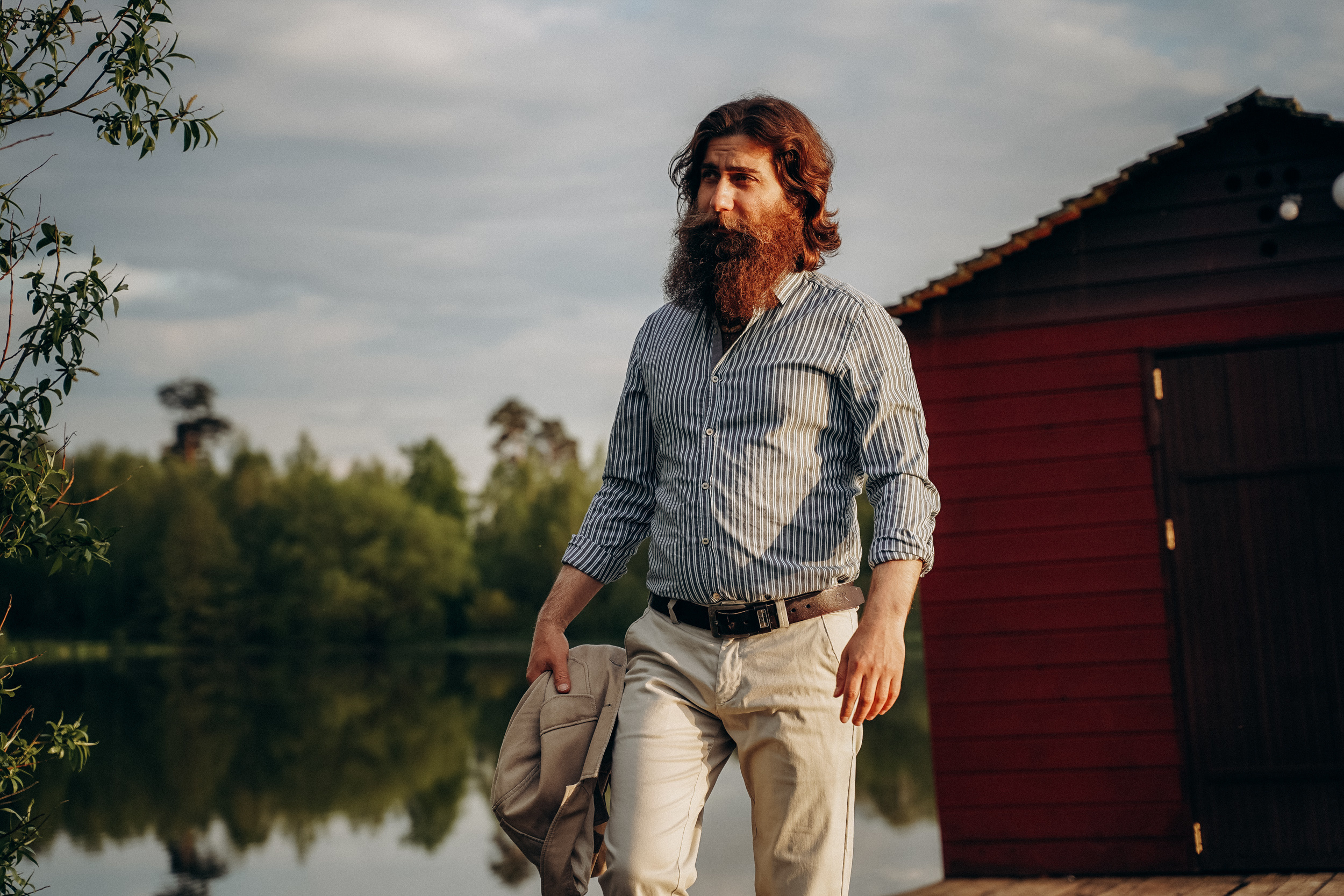 Бизнес фотосессия для стильного йога и бородатого мужчины на природе