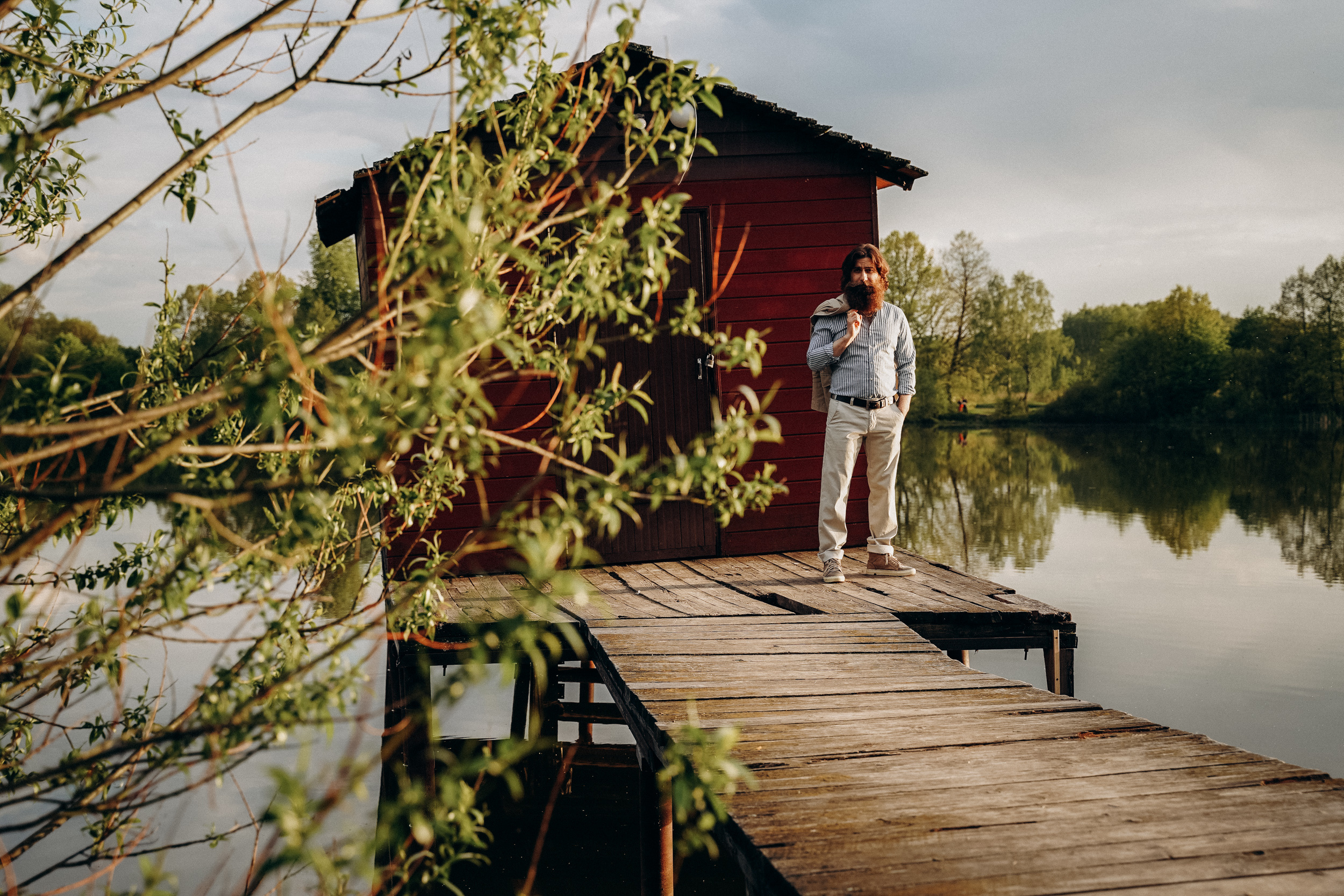 Бизнес фотосессия для стильного йога и бородатого мужчины на природе