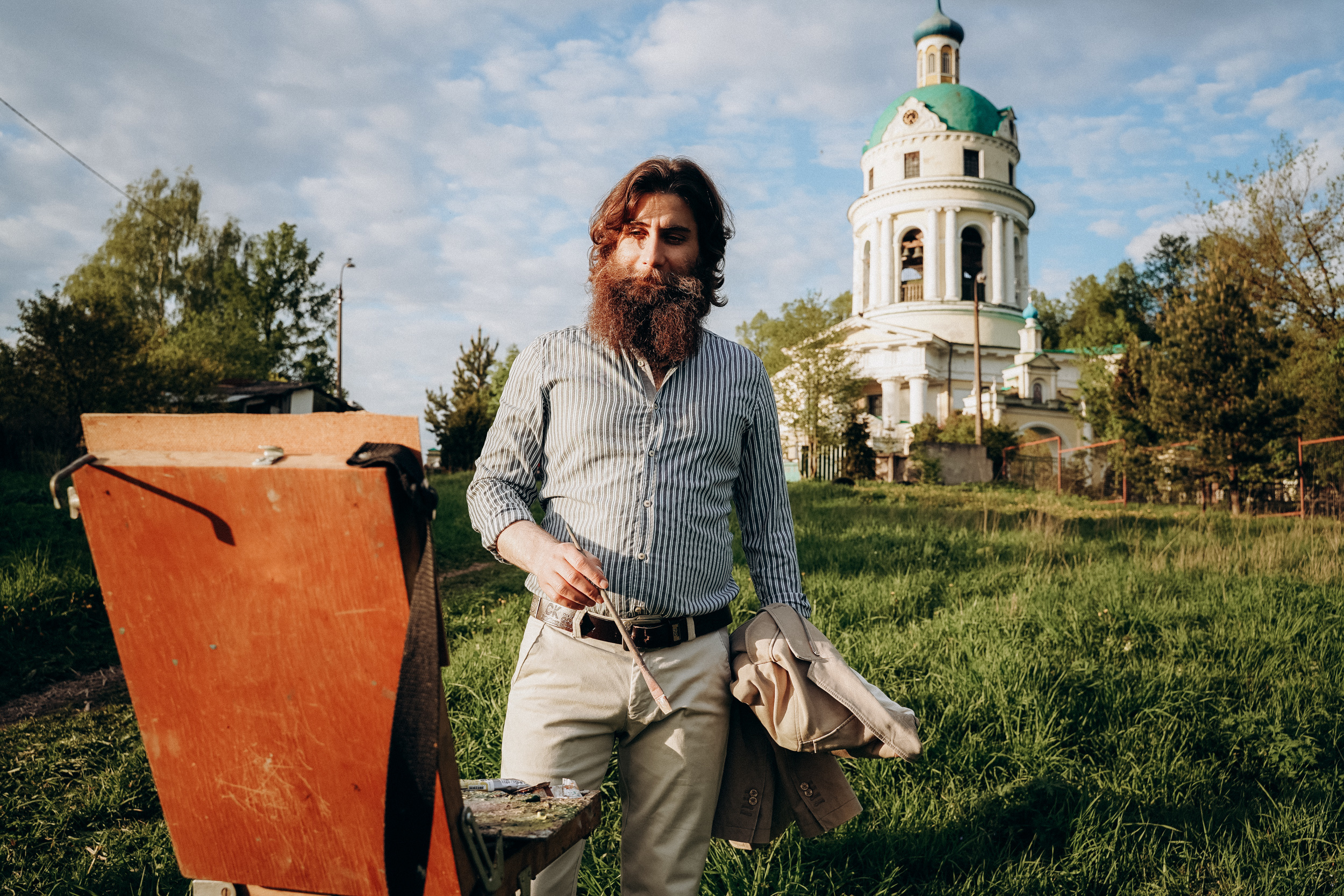 Бизнес фотосессия для стильного йога и бородатого мужчины на природе