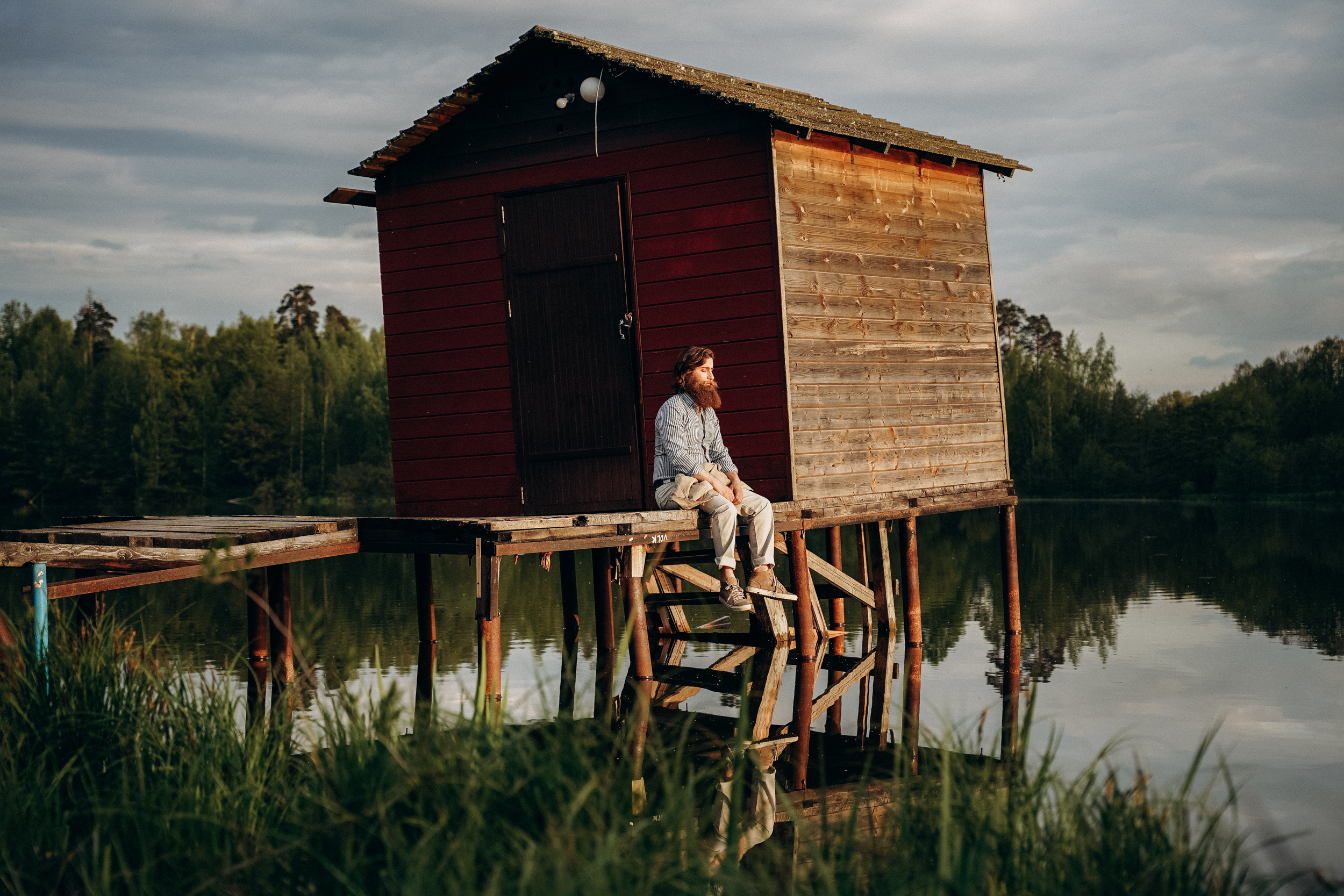 Бизнес фотосессия для стильного йога и бородатого мужчины на природе