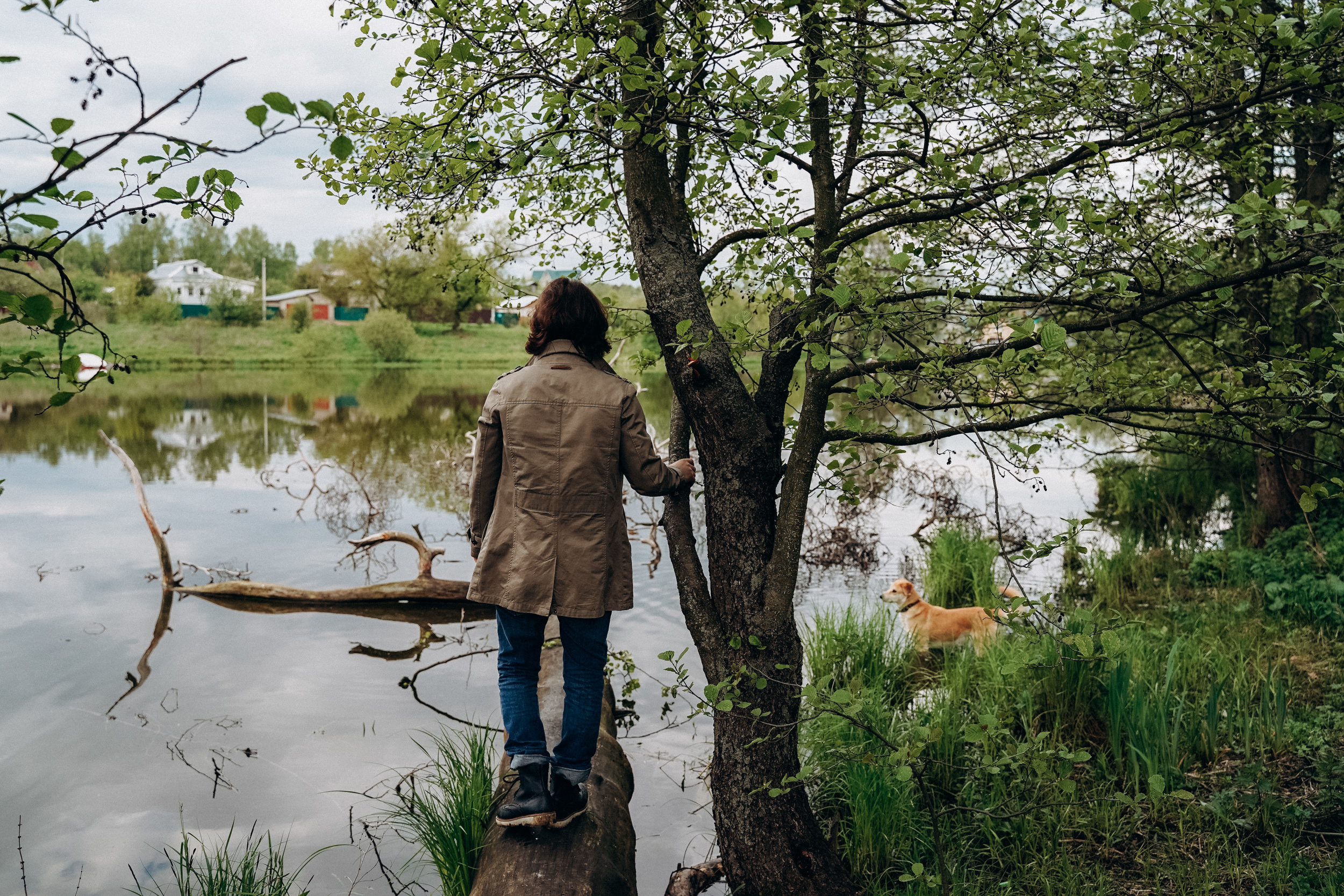 Бизнес фотосессия для стильного йога и бородатого мужчины на природе