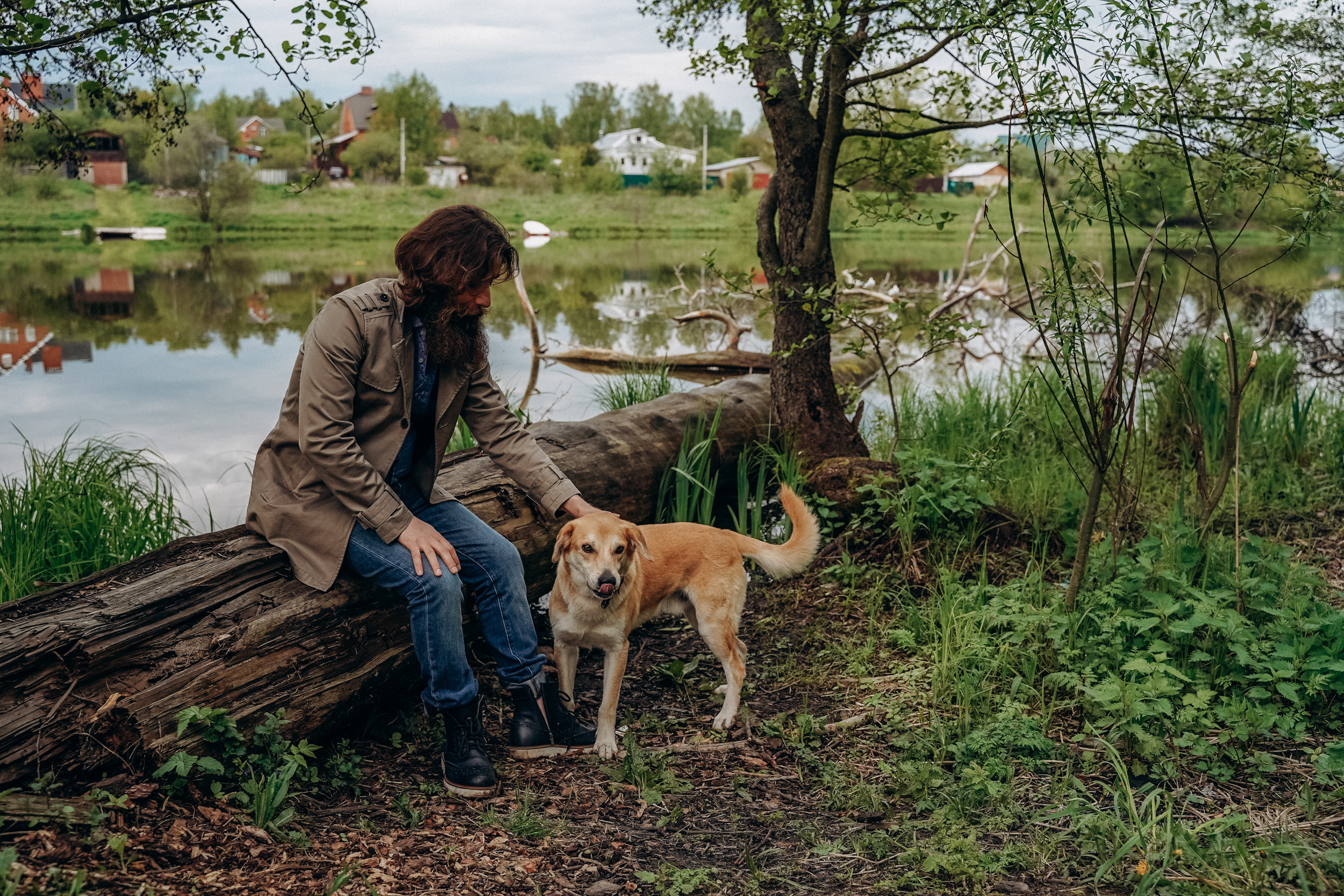 Бизнес фотосессия для стильного йога и бородатого мужчины на природе