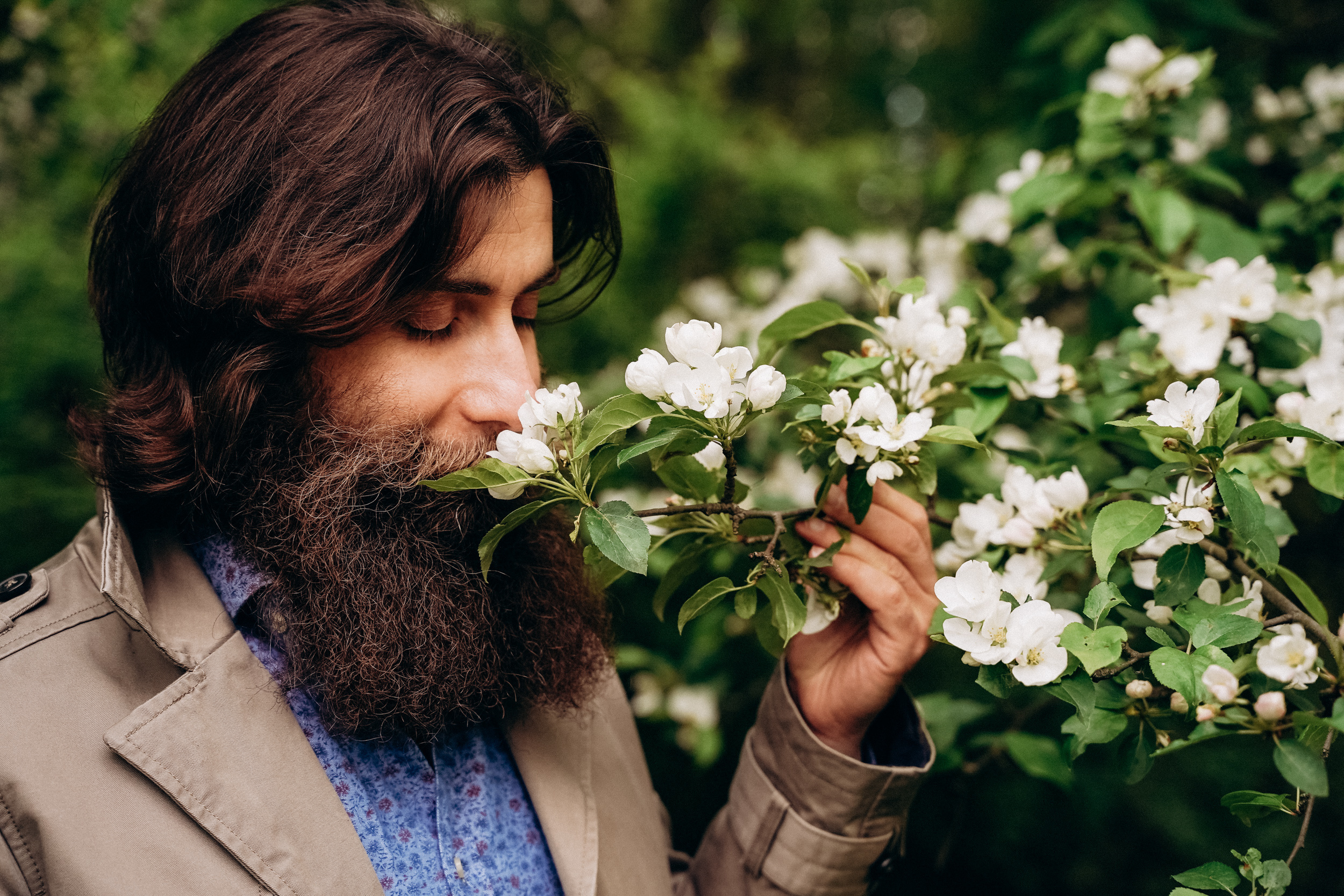 Бизнес фотосессия для стильного йога и бородатого мужчины на природе